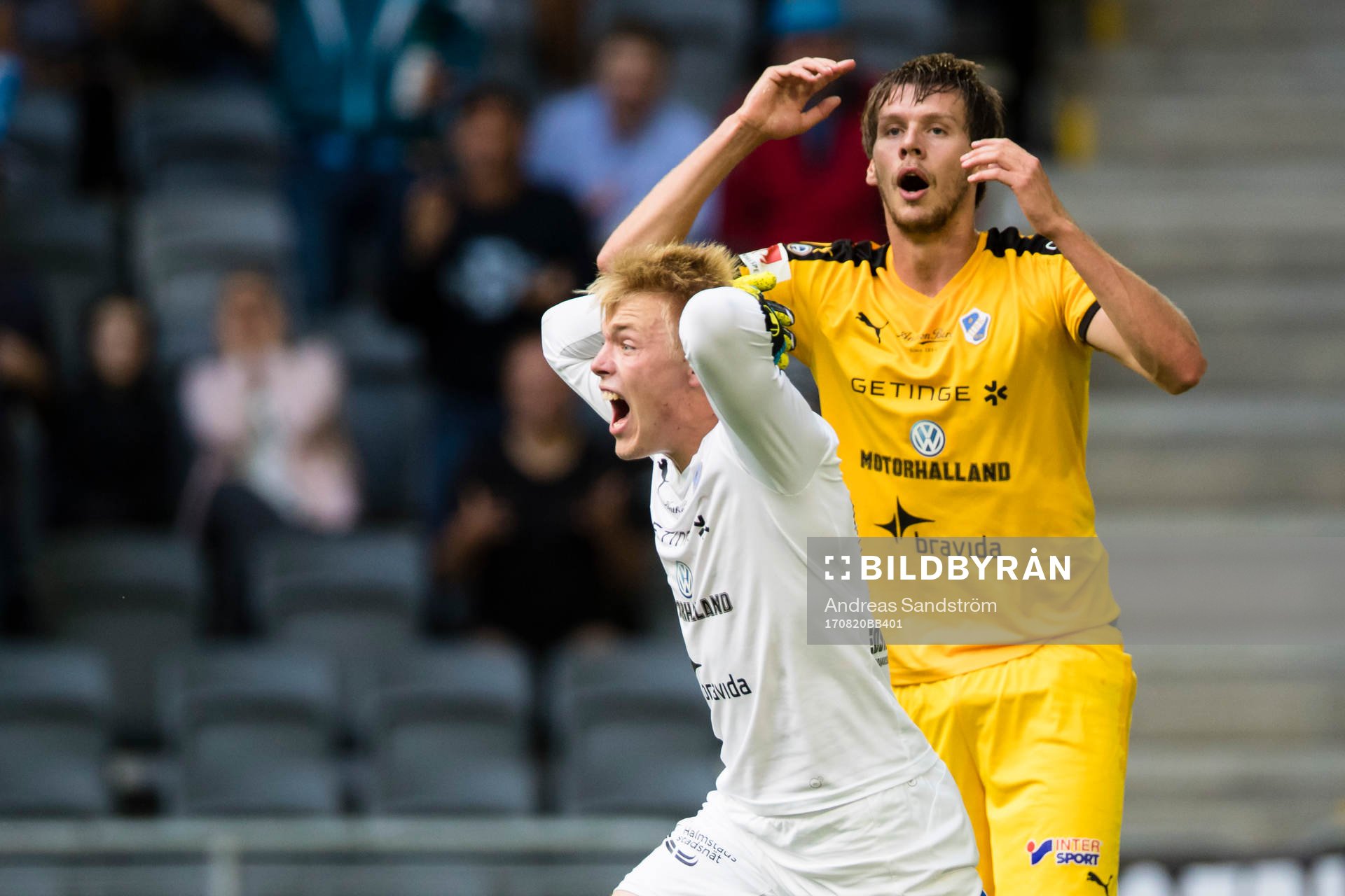 Halmstads målvakt Isak Pettersson och Marcus Johansson (h)