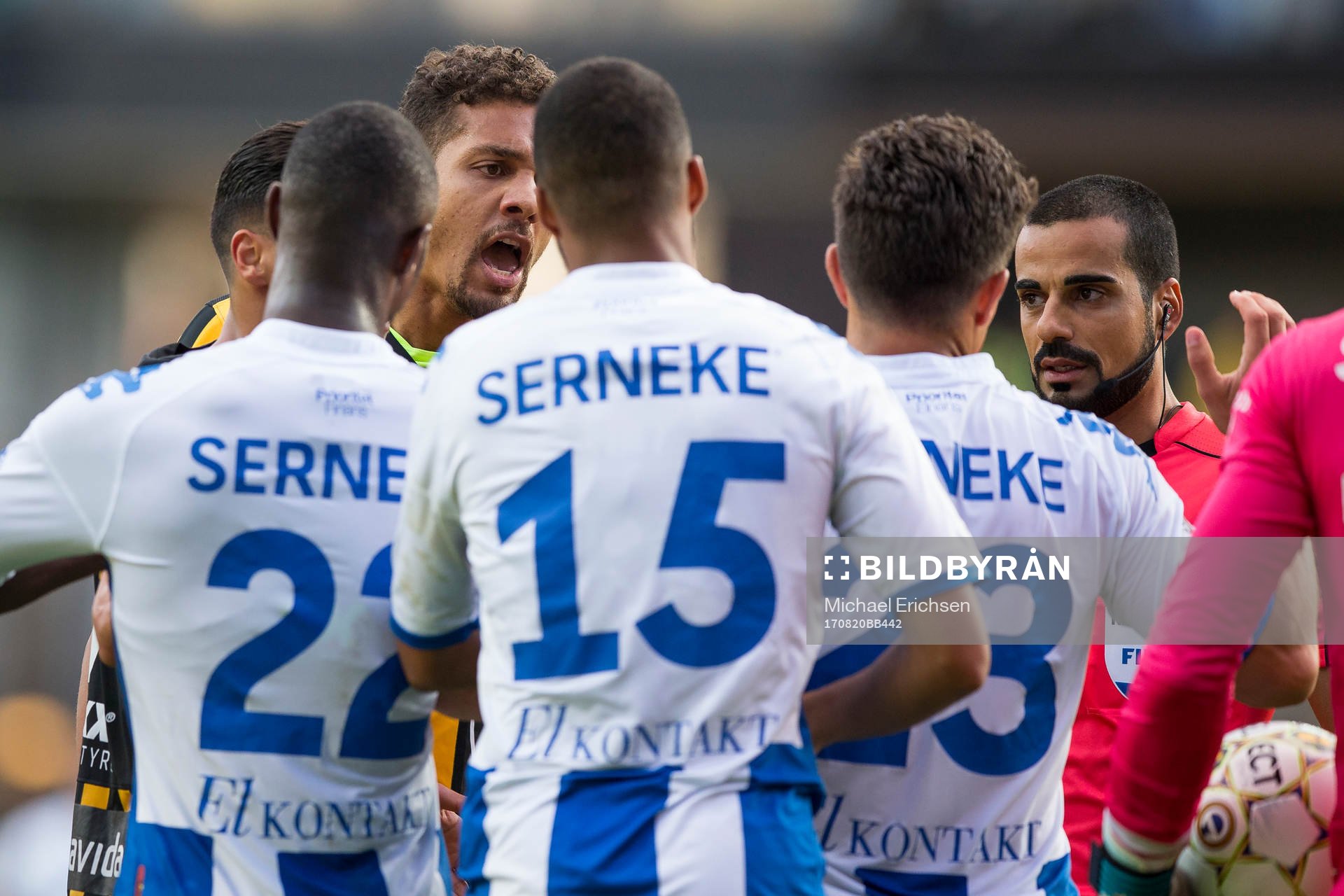 Häckens Mathias Ranégie i en diskussion med IFK