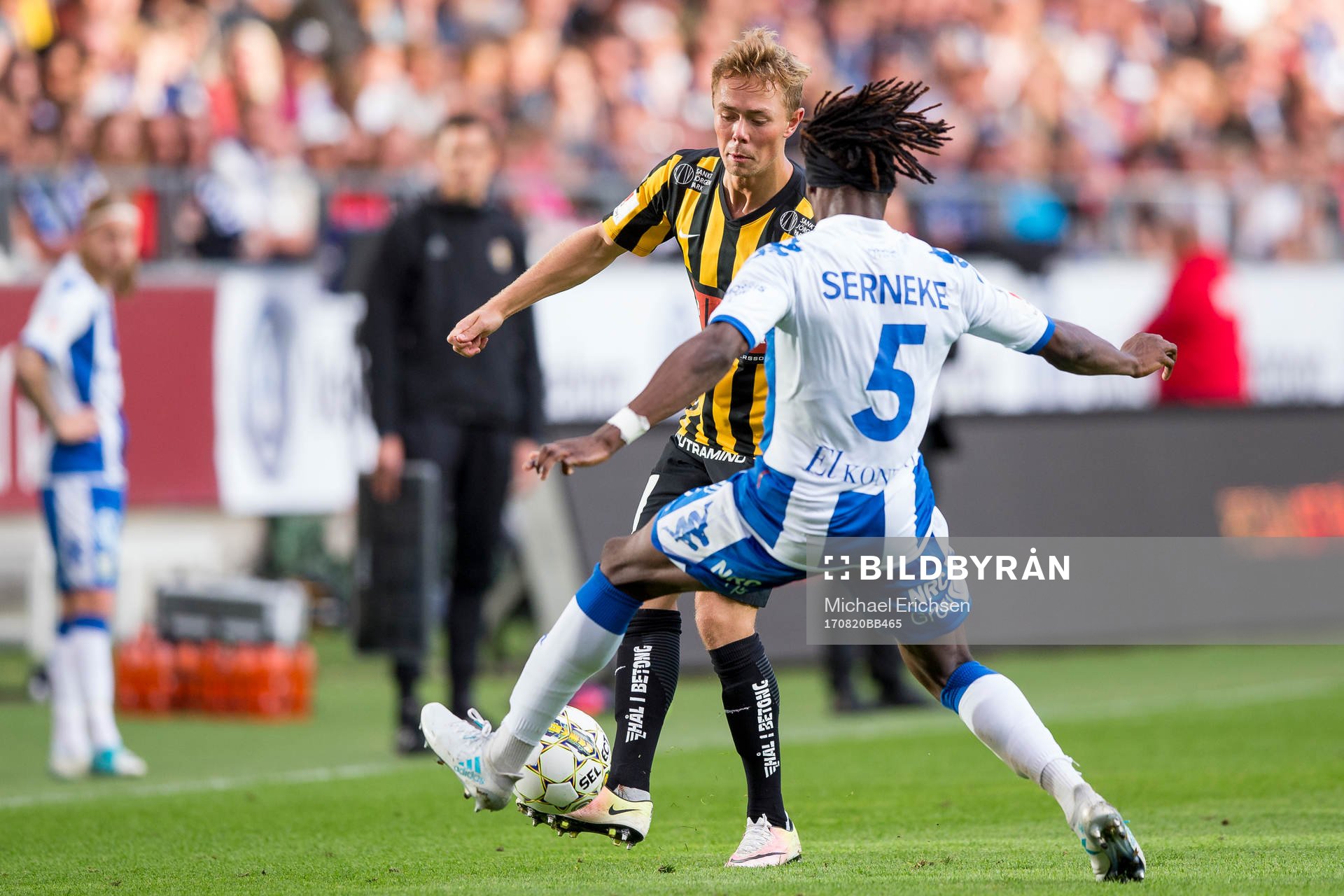 Häckens Joel Andersson mot IFK Göteborgs Sam Adekugbe