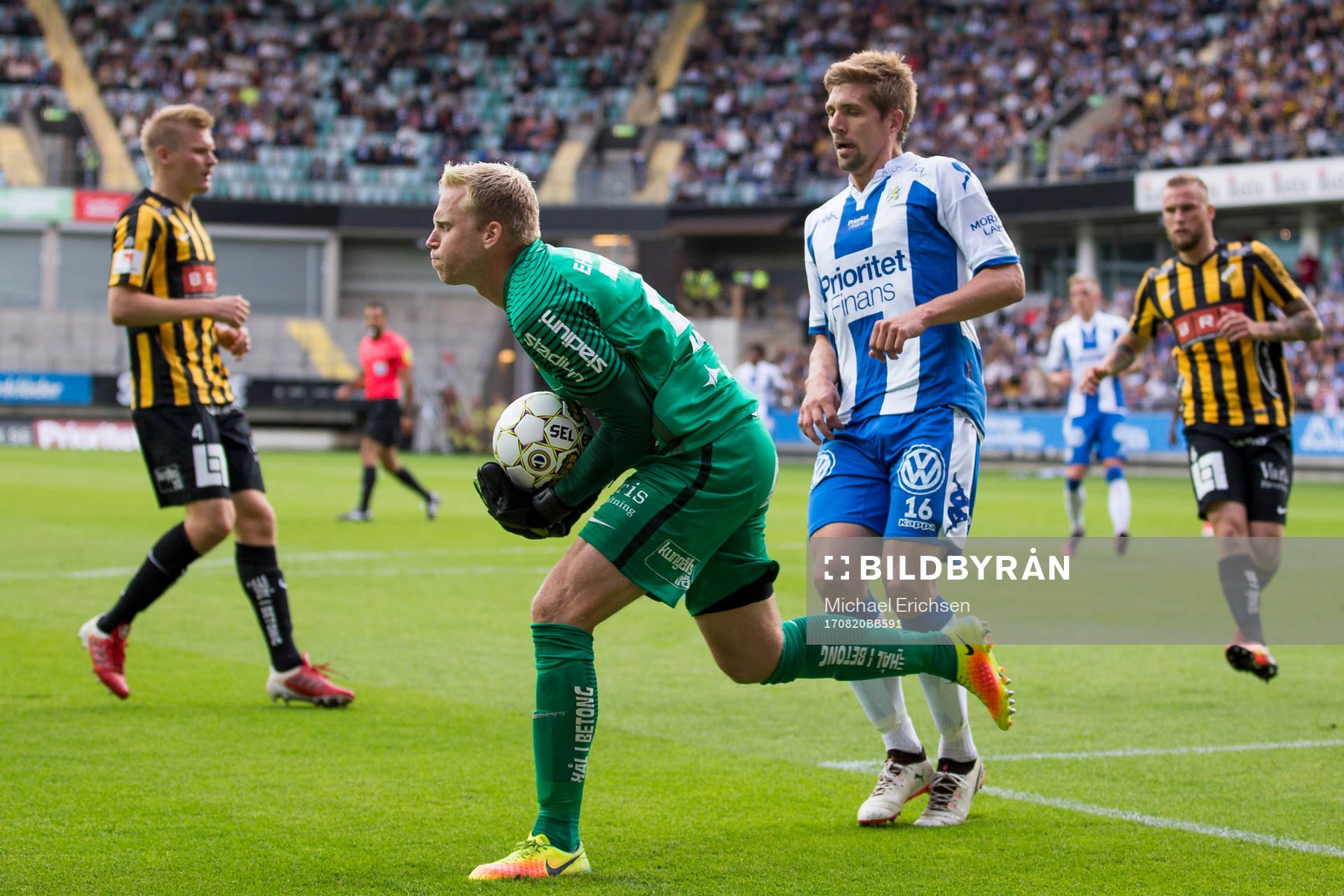 Häckens målvakt Peter Abrahamsson tar bollen före IFK