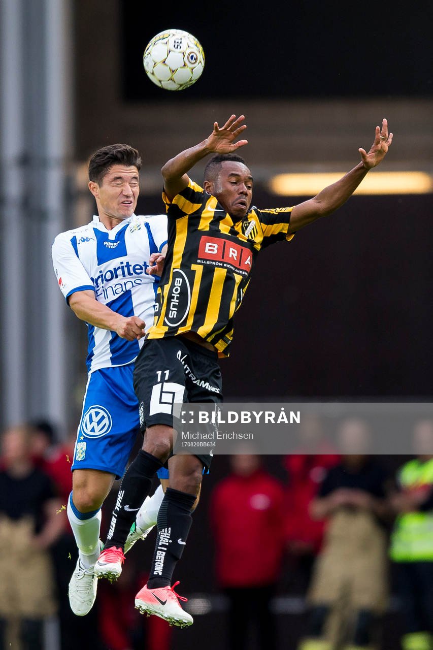 IFK Göteborgs David Boo Wiklander i nickduell med Häckens