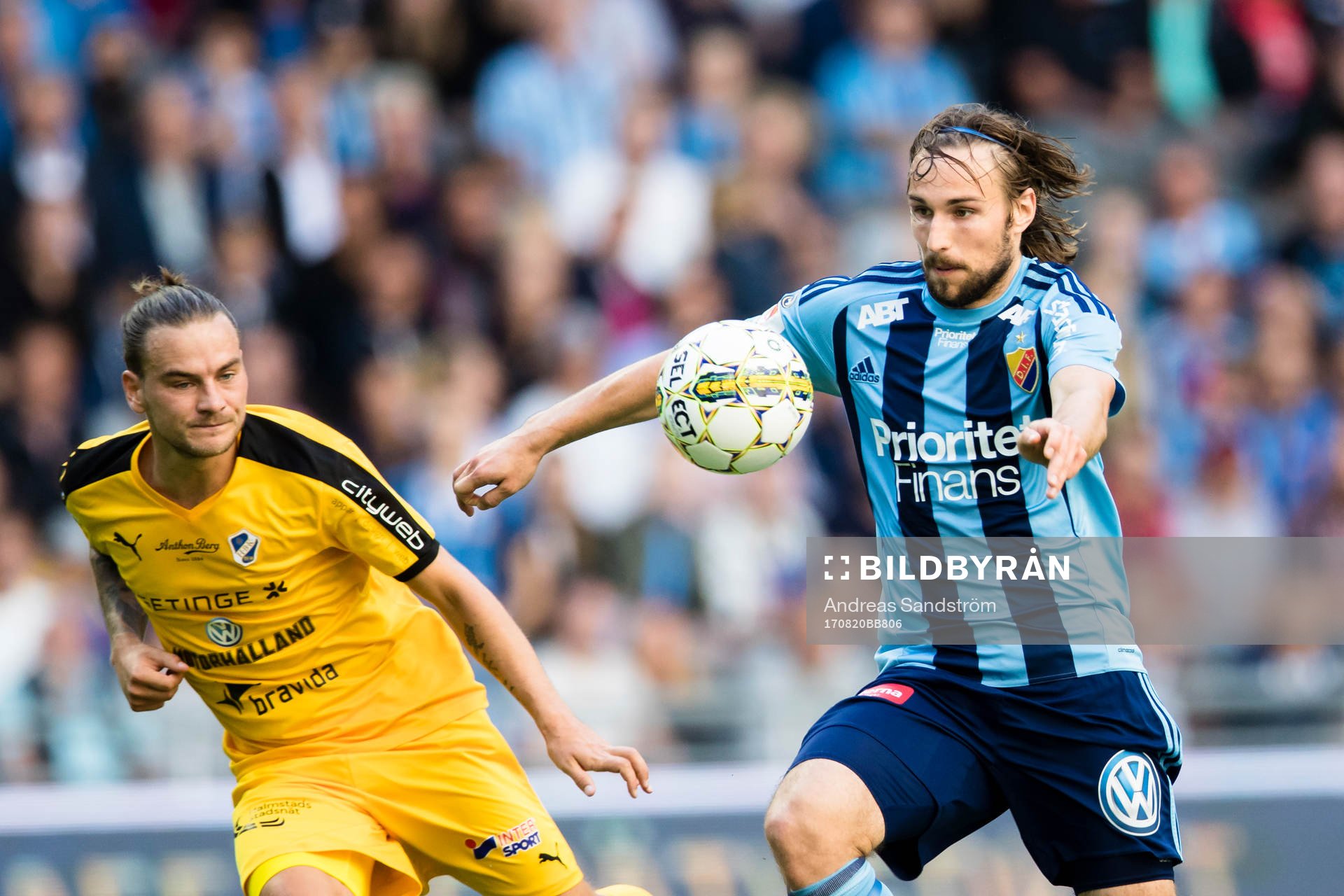 Djurgårdens Kevin Walker och Halmstads Pontus Silfwer