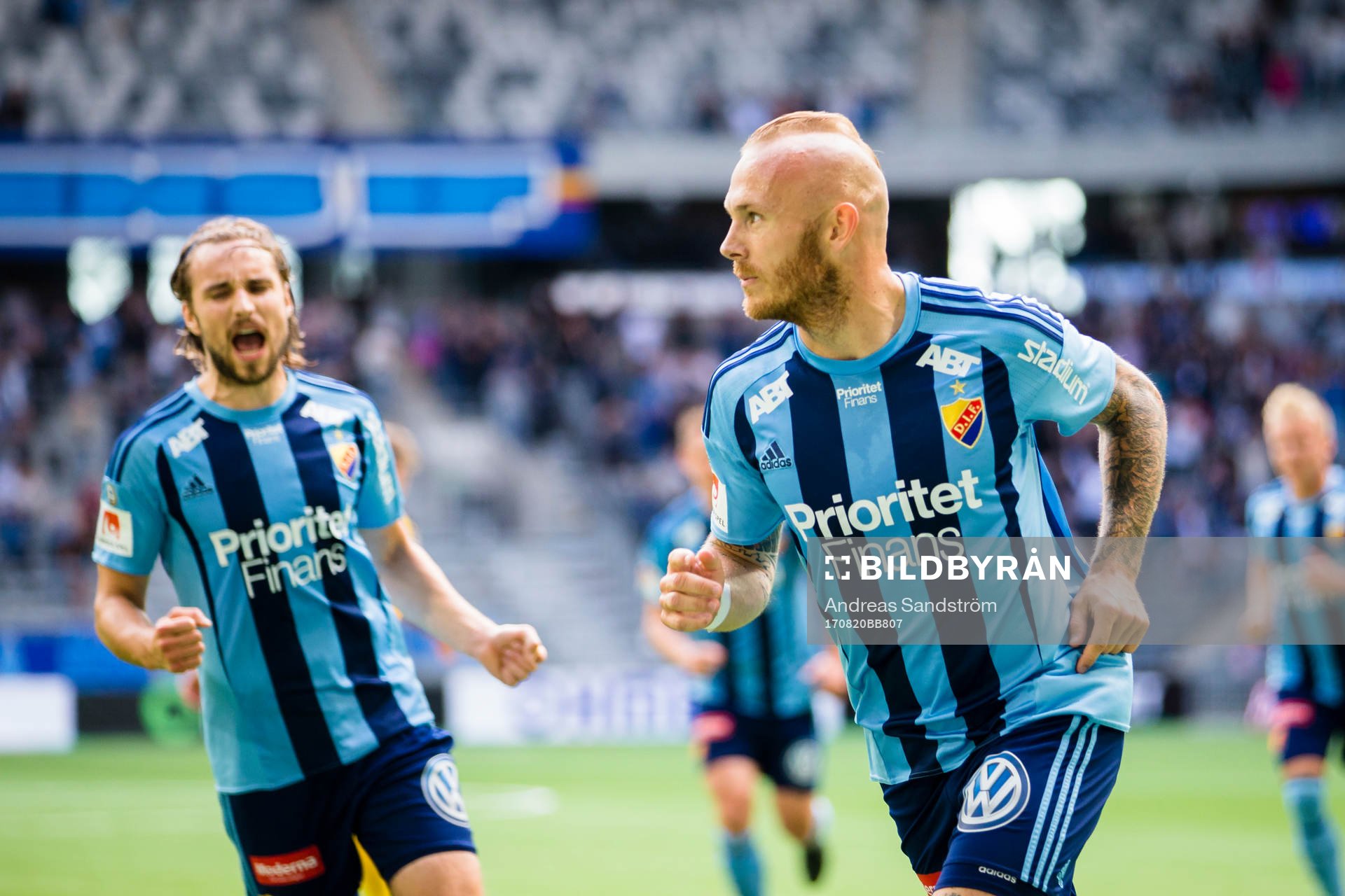 Djurgårdens Magnus Eriksson jublar med Kevin Walker i