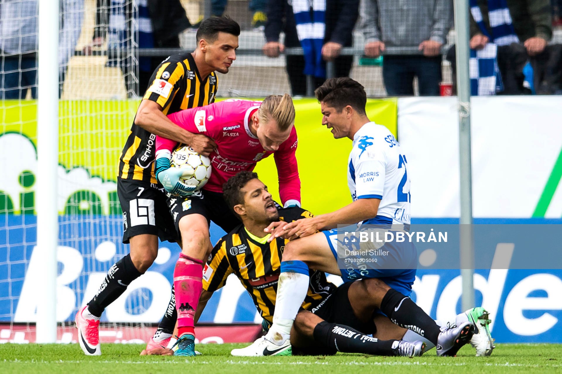 Häckens Mathias Ranégie och Ahmed Yasini dispyt med IFK