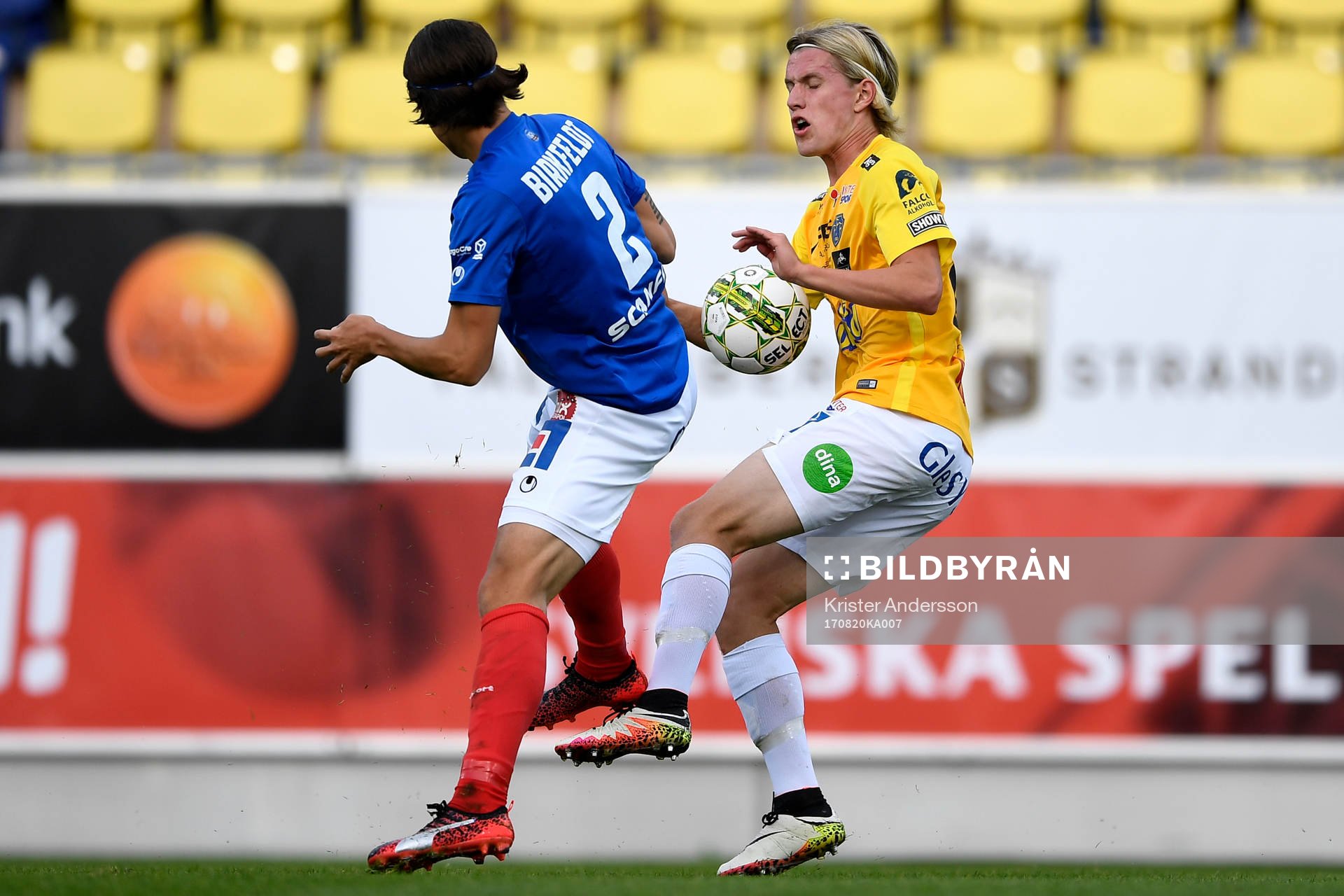 Åtvidabergs Jon Birkfeldt och Falkenbergs Viktor Götesson i kamp om bollen under fotbollsmatchen i Superettan mellan Falkenberg och Åtvidaberg den 20 augusti 2017 i Falkenberg.