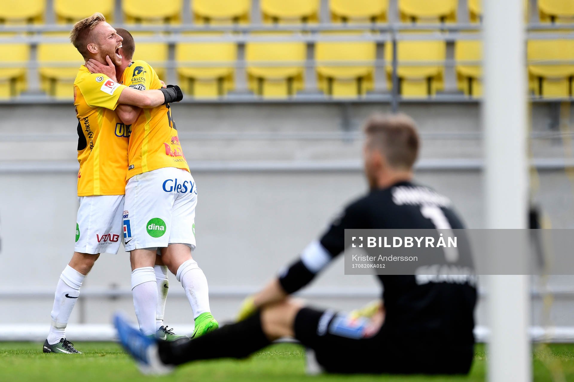 Falkenbergs Christoffer Carlsson jublar med lagkamrat