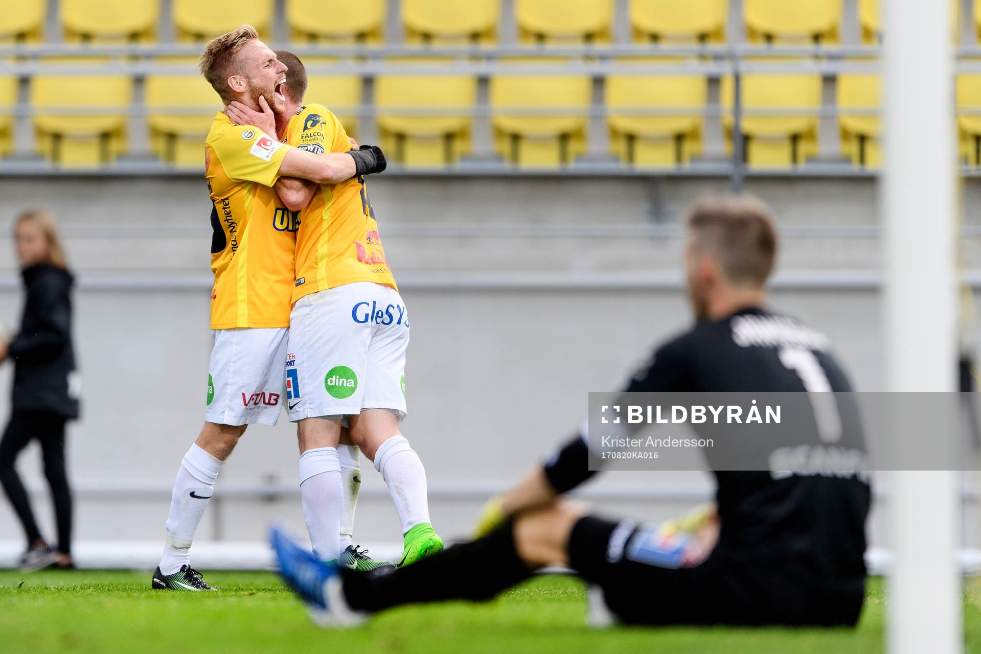 Falkenbergs Tobias Englund (h) jublar och omfamnar