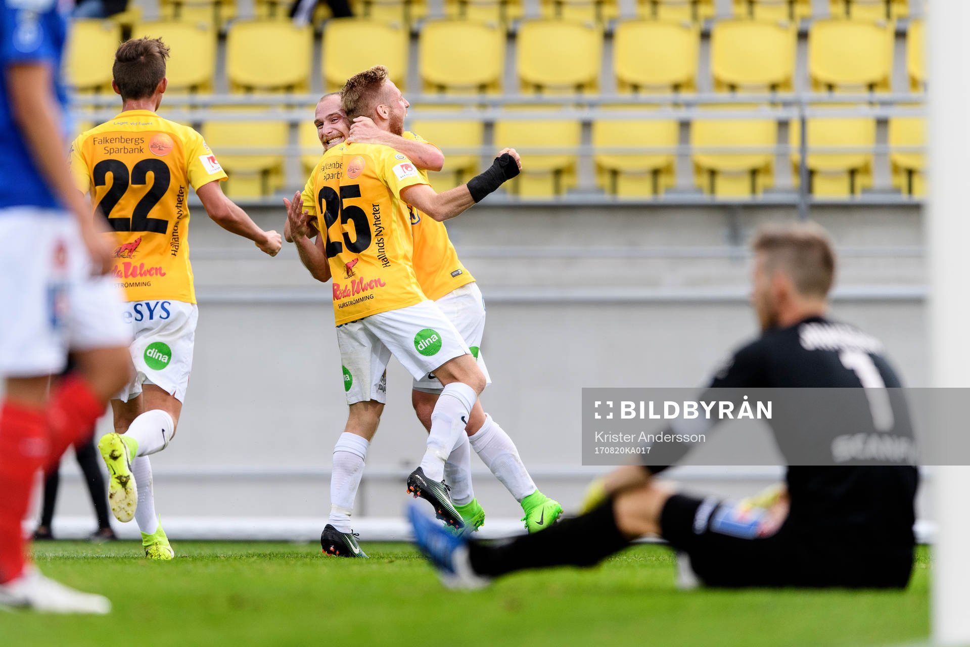 Falkenbergs Tobias Englund (h) jublar och omfamnar