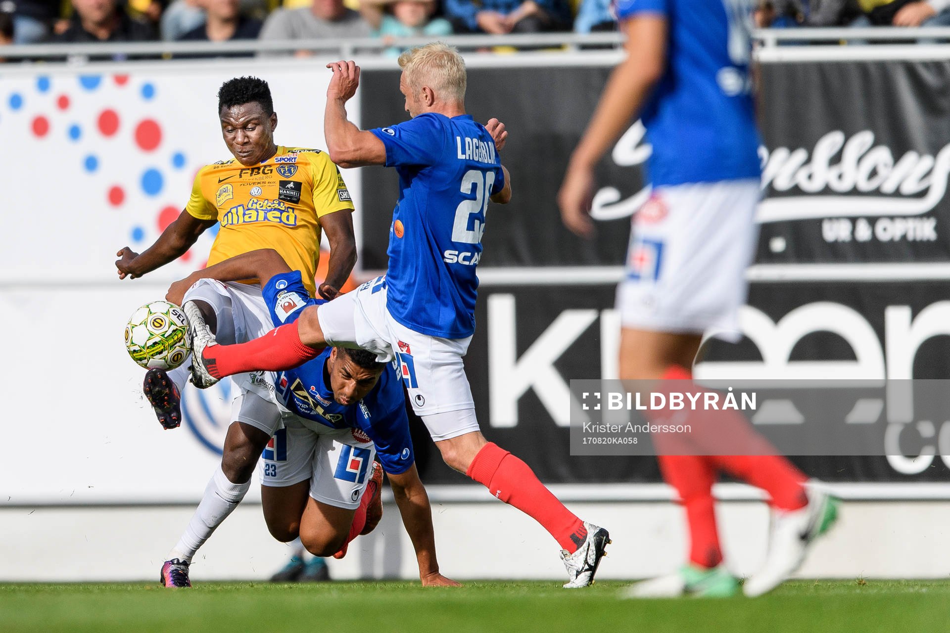 Falkenbergs Dominic Chatto och Åtvidabergs Pekka Lagerblom under fotbollsmatchen i Superettan mellan Falkenberg och Åtvidaberg den 20 augusti 2017 i Falkenberg.