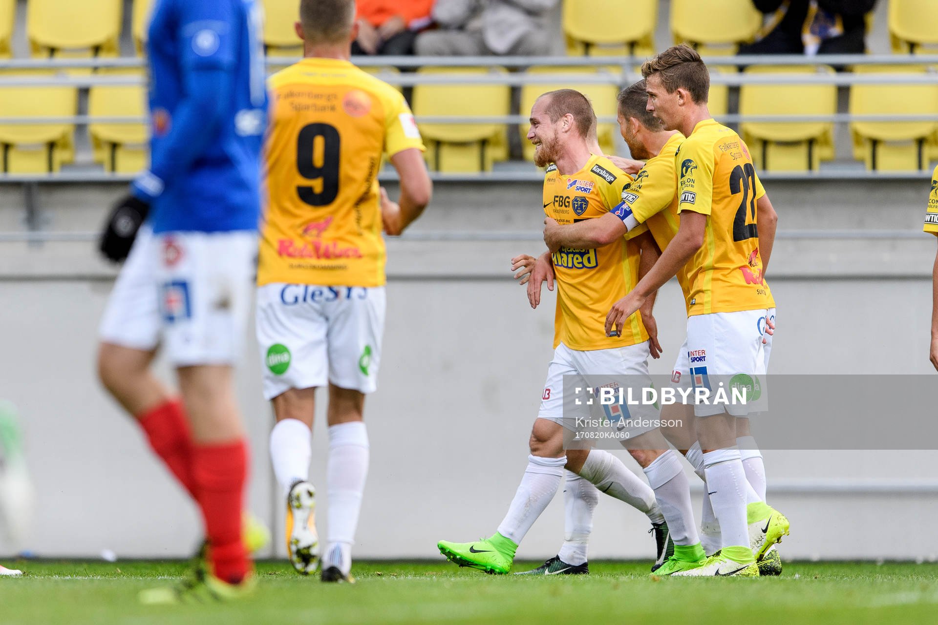 Falkenbergs Christoffer Carlsson (i mitten) har gjort 2-0