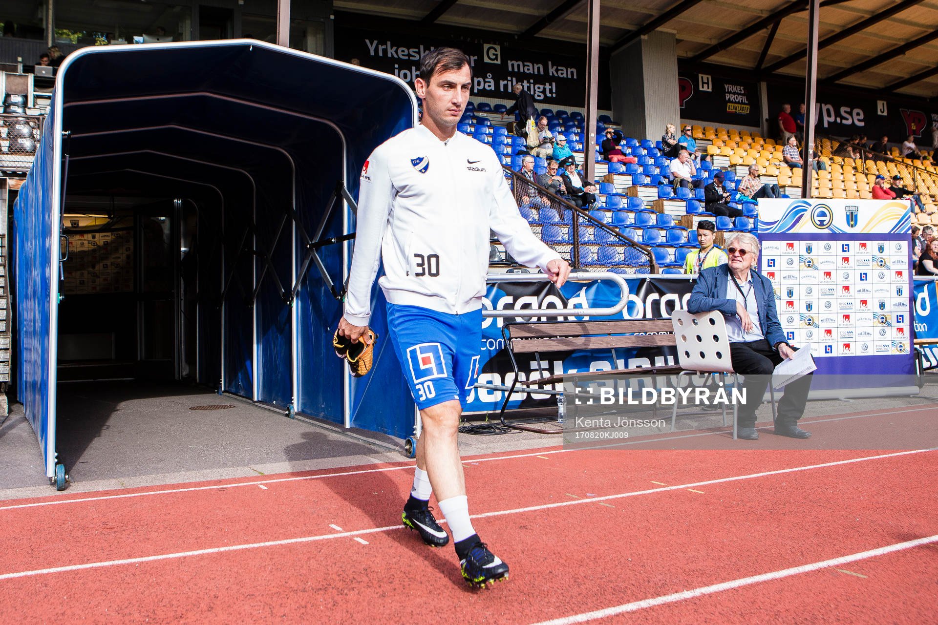 Norrköpings Nikola Tkalcic på väg ut till uppvärmningen
