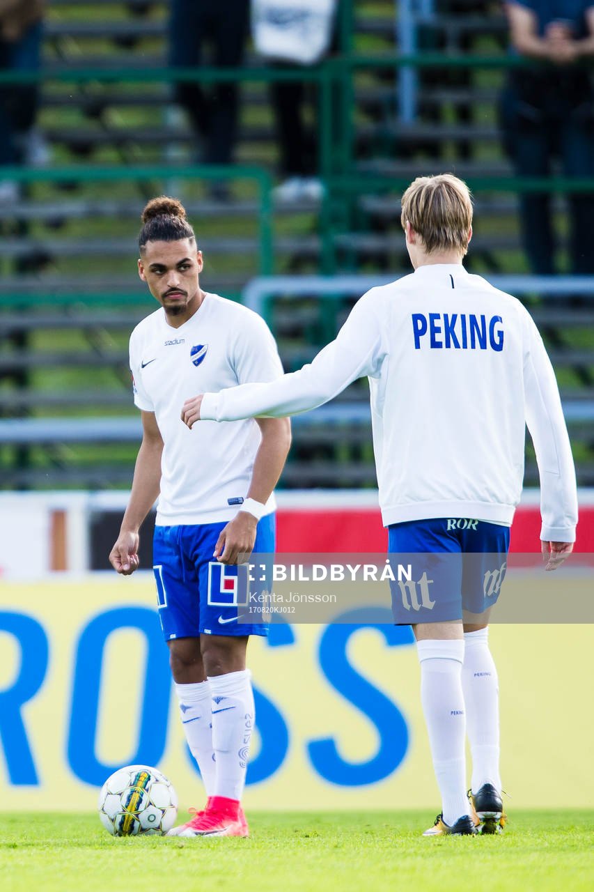 Norrköpings Alexander Jakobsen värmer upp innan