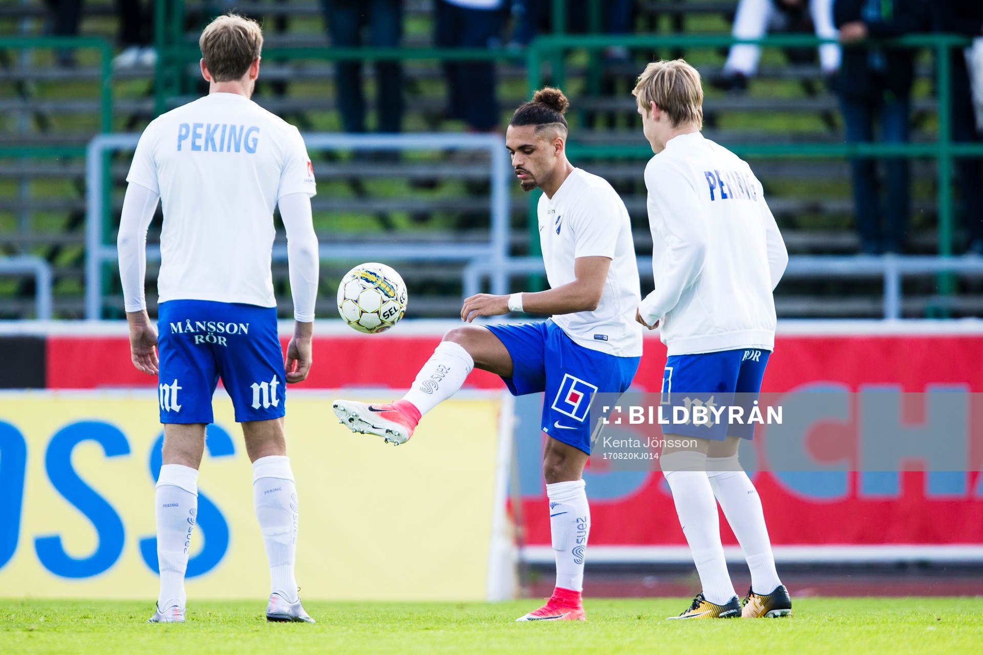 Norrköpings Alexander Jakobsen värmer upp innan