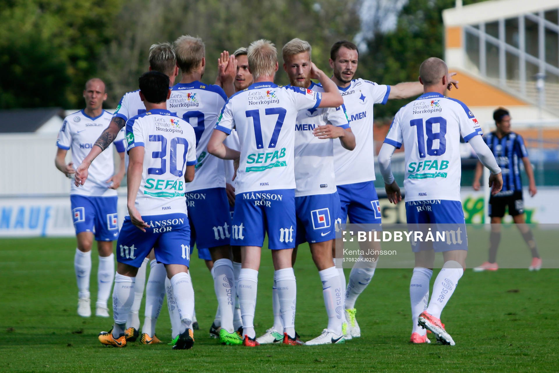 Norrköpings Sebastian Andersson jublar med lagkamrater