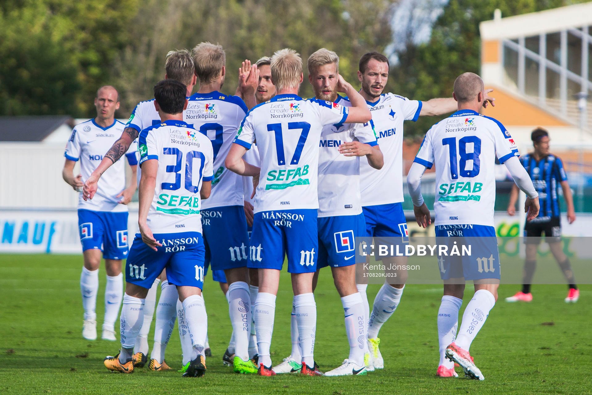 Norrköpings Sebastian Andersson jublar med lagkamrater efter 0-1 under fotbollsmatchen i Allsvenskan mellan Sirius och Norrköping den 20 Augusti 2017 i Uppsala. 