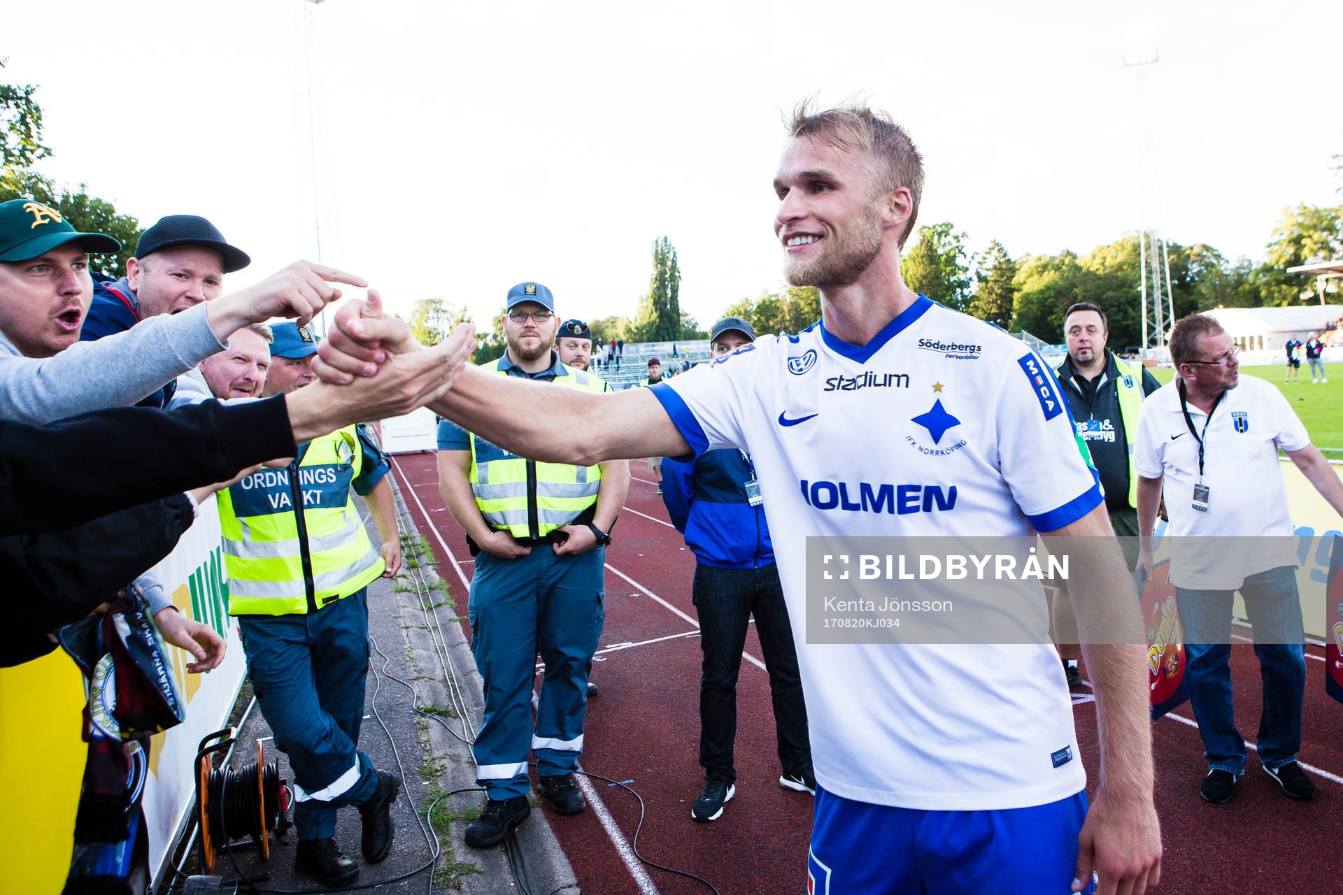 Norrköpings Sebastian Andersson jublar med supportrar