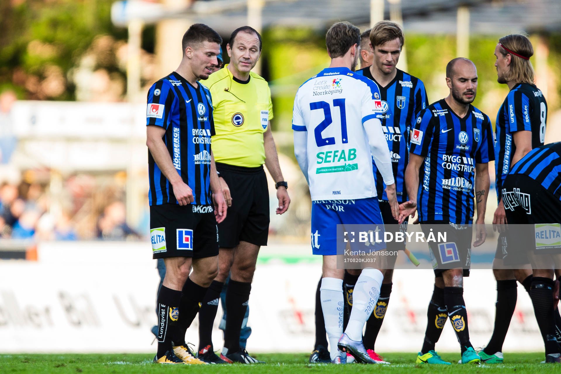 Sirius Shkodran Maholli i en diskussion med domare Jonas