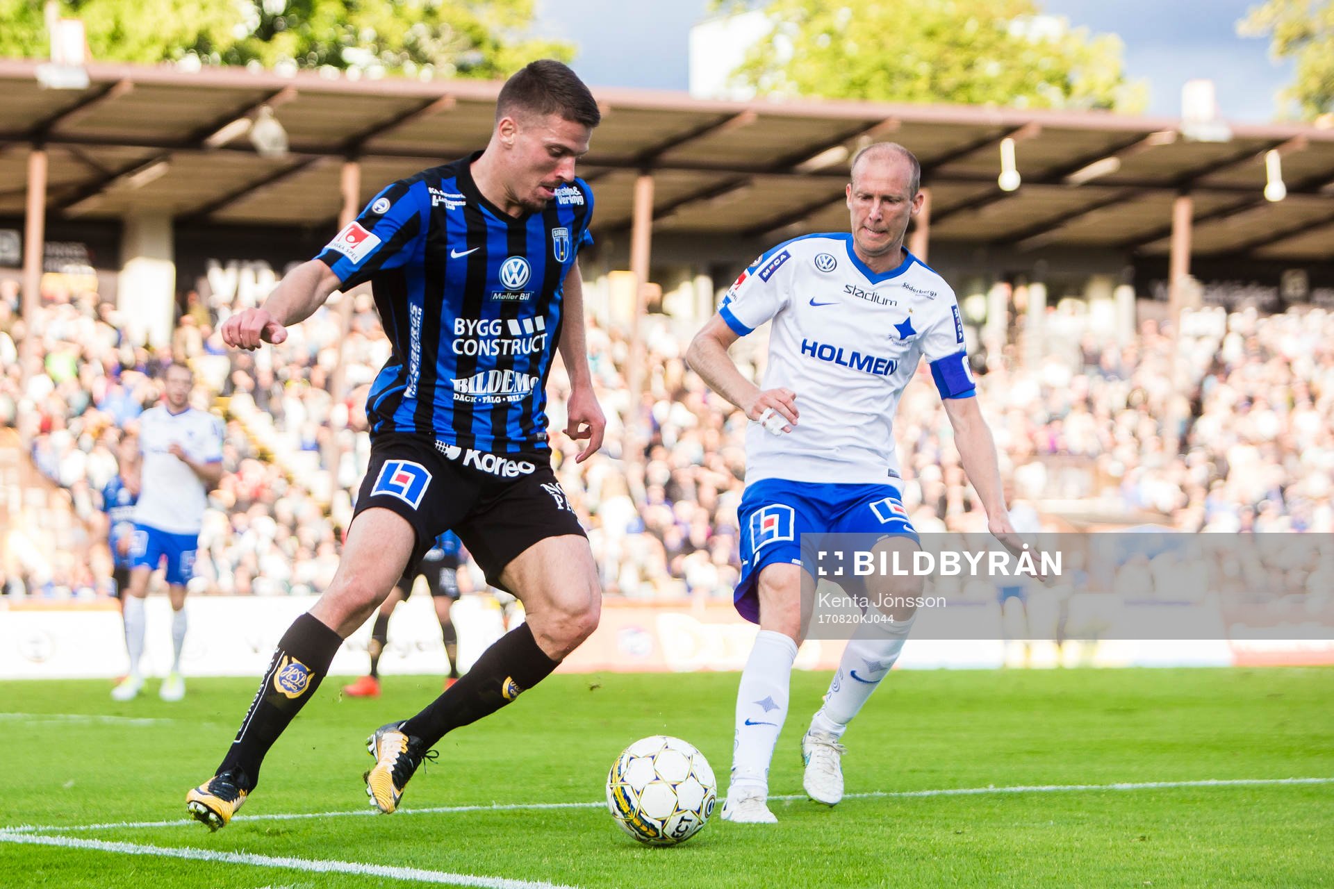 Sirius Shkodran Maholli i kamp om bollen med Norrköpings