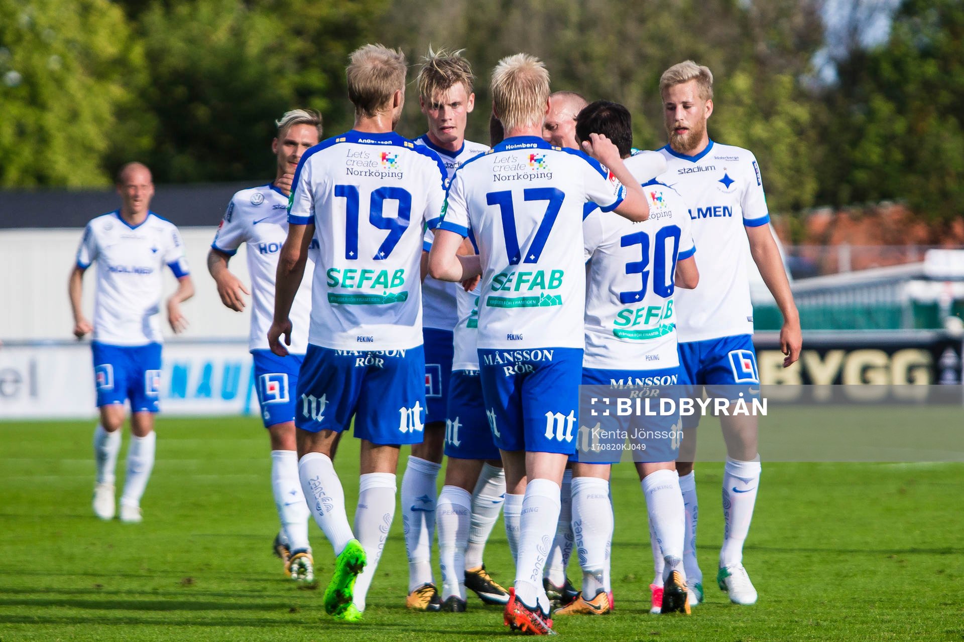 Norrköpings Sebastian Andersson jublar med lagkamrater