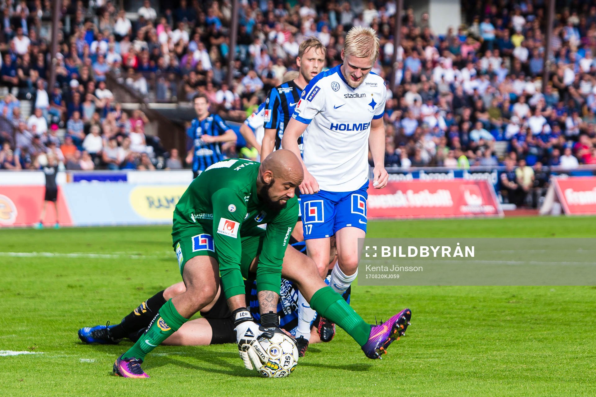 Sirius målvakt Joshua Wicks tar bollen framför