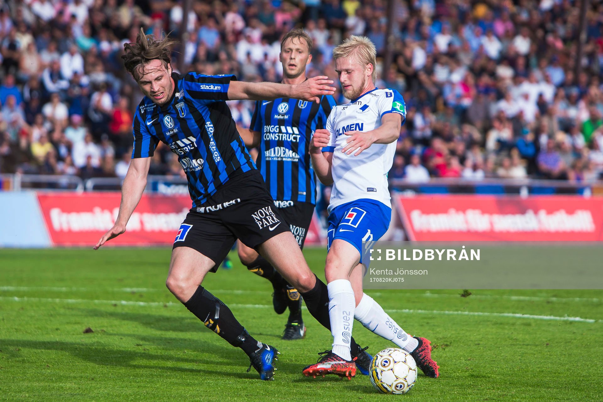 Norrköpings Kalle Holmberg med en målchans i kamp om