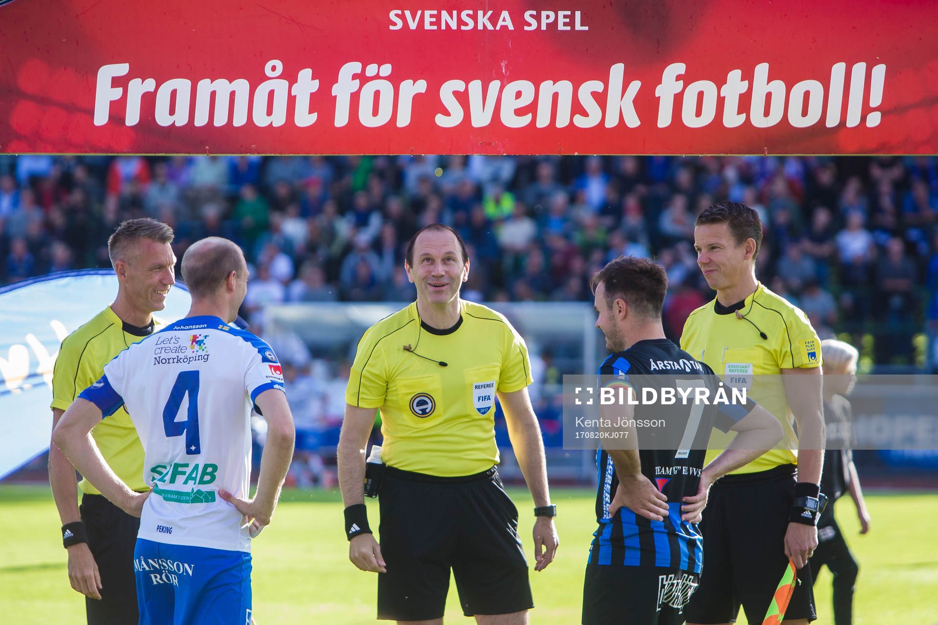 domare Jonas Eriksson singlar slant med Norrköpings