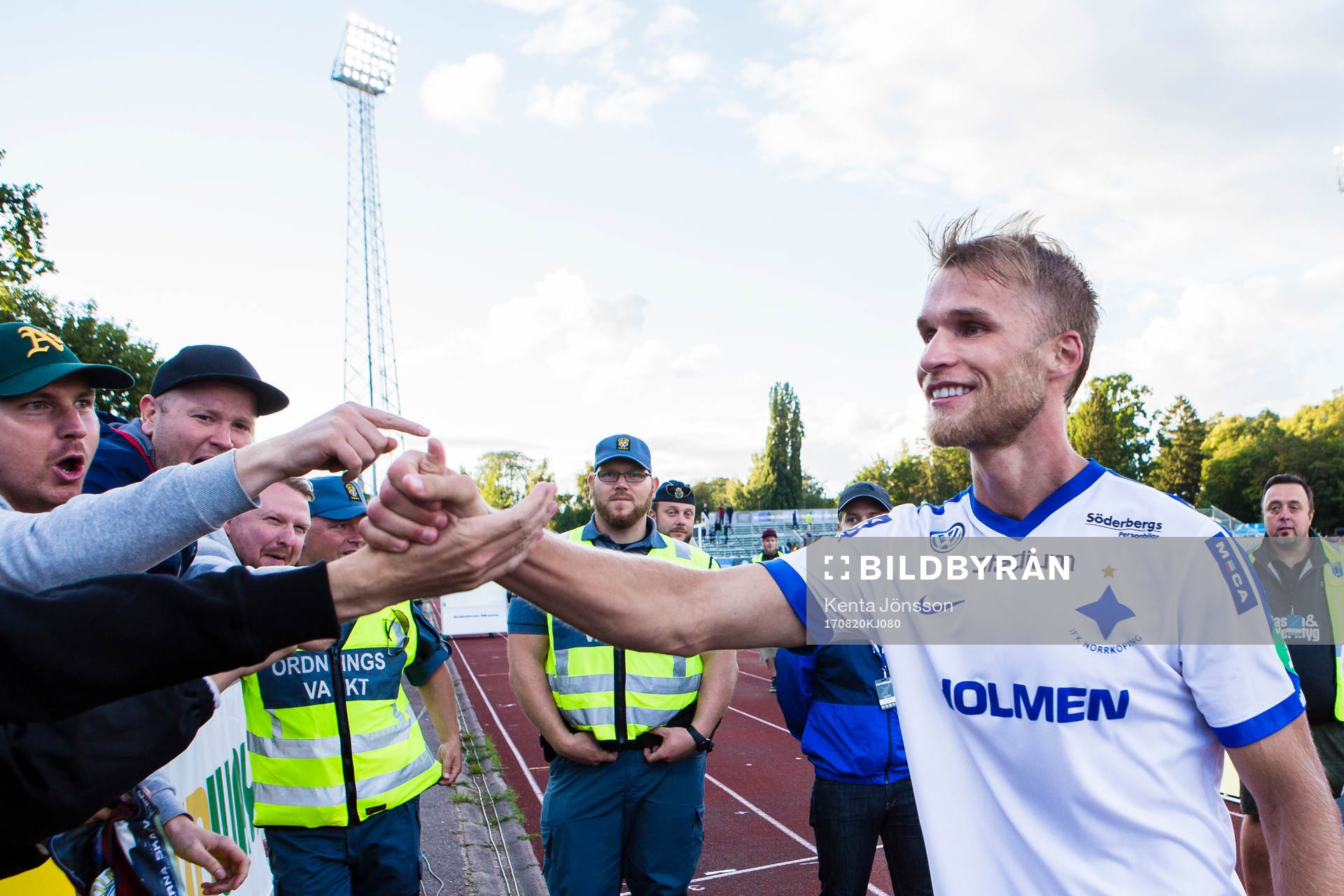 Norrköpings Sebastian Andersson jublar med supportrar