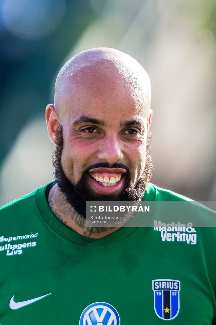 Sirius målvakt Joshua Wicks innan fotbollsmatchen i