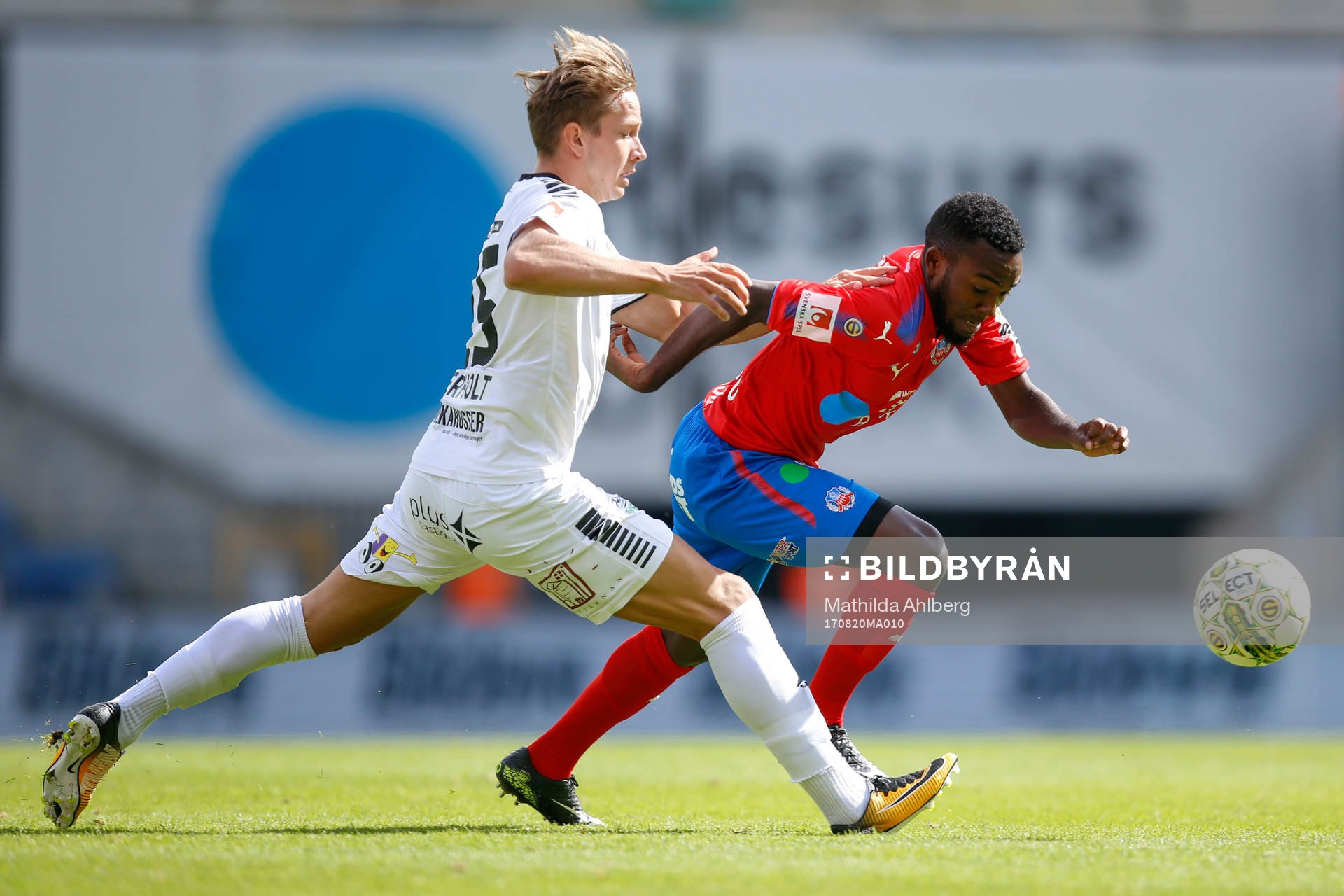 GAIS Simon Silverholt i kamp om bollen med Helsingborgs