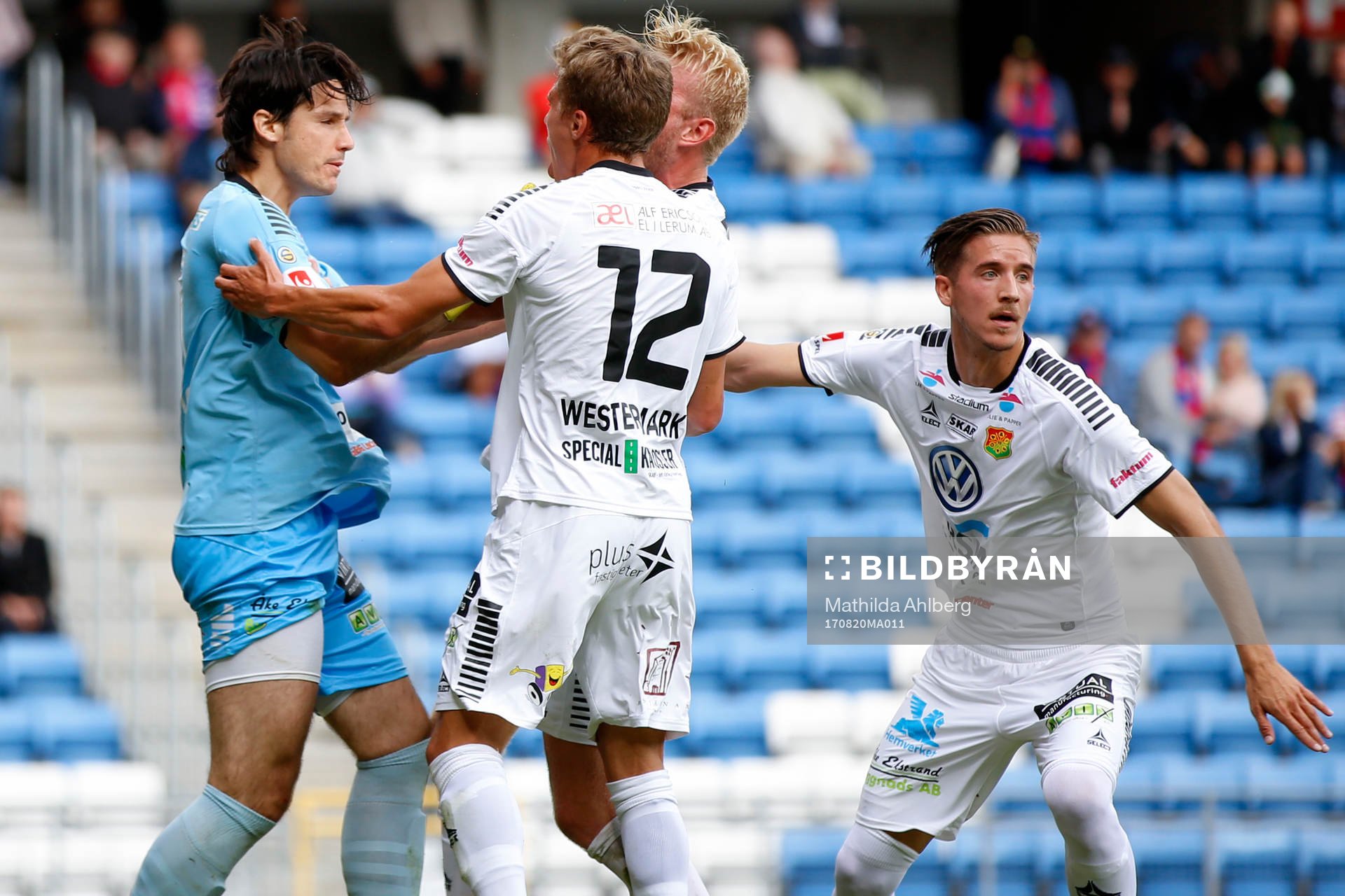 GAIS målvakt Damir Mehic jublar med Erik Westermark