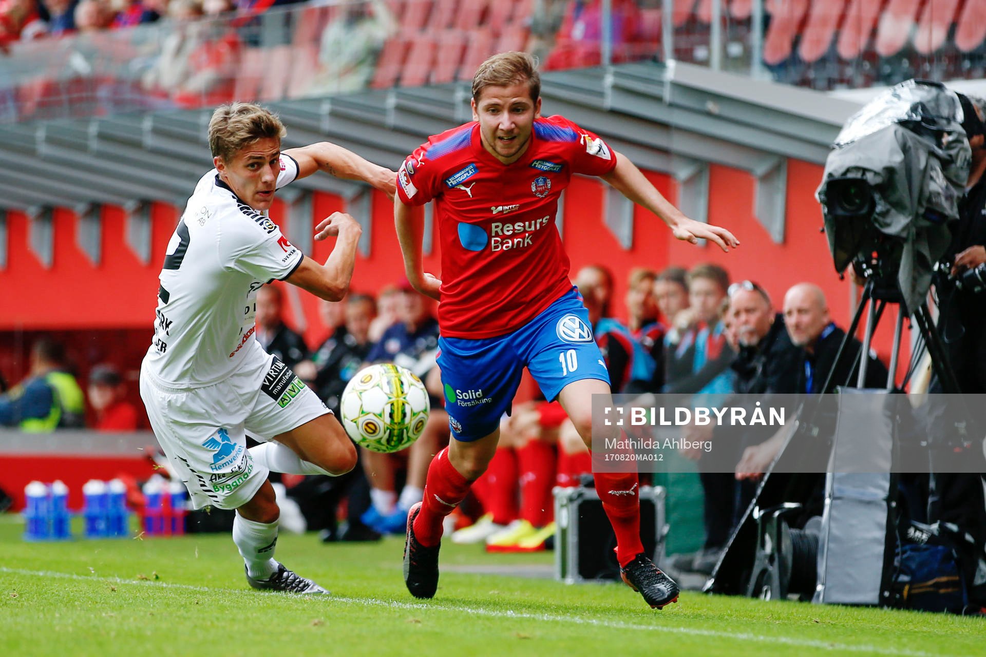 GAIS Simon Silverholt och Helsingborgs Lumala Abdu i kamp