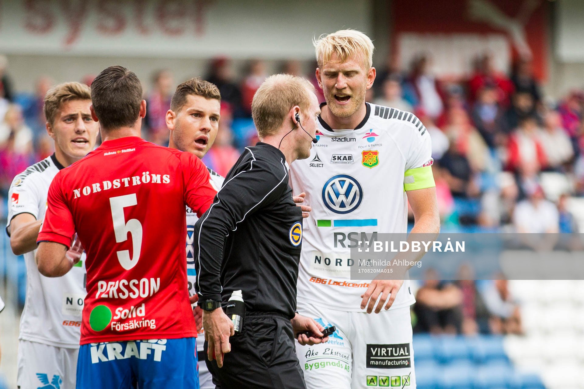 GAIS Carl Nyström i diskussion med domare Per Melin