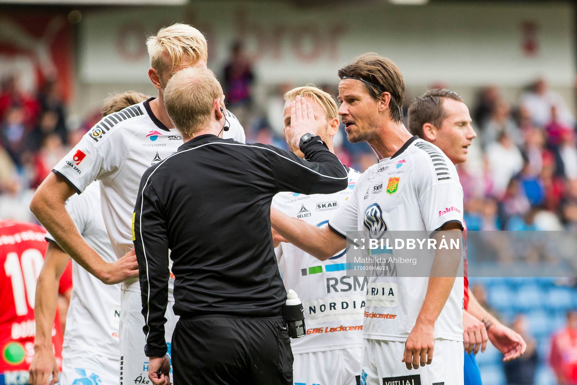 Domare Per Melin i diskussion med GAIS Dusan Djuric