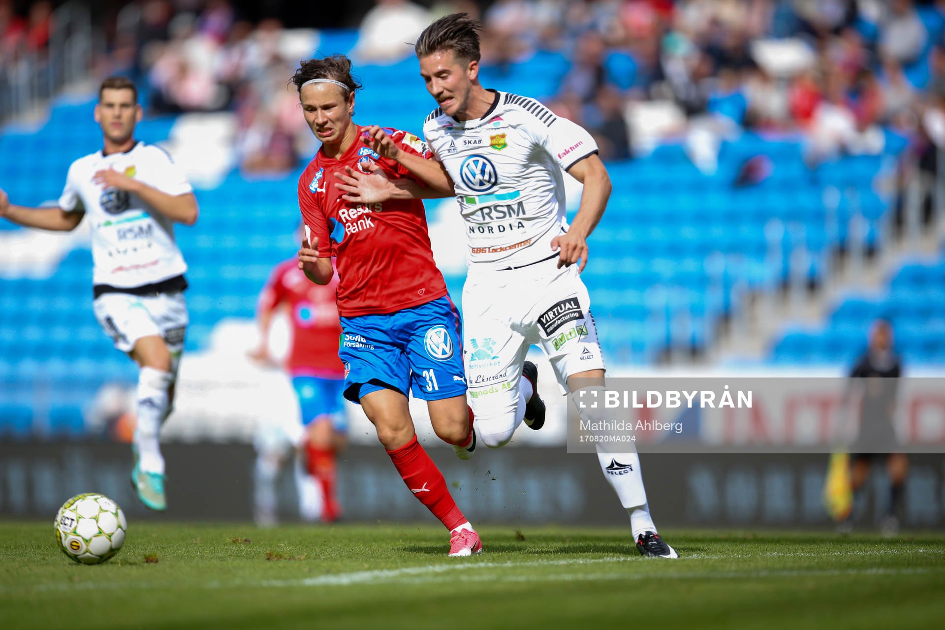Helsingborgs Alex Timossi Andersson i kamp om bollen med