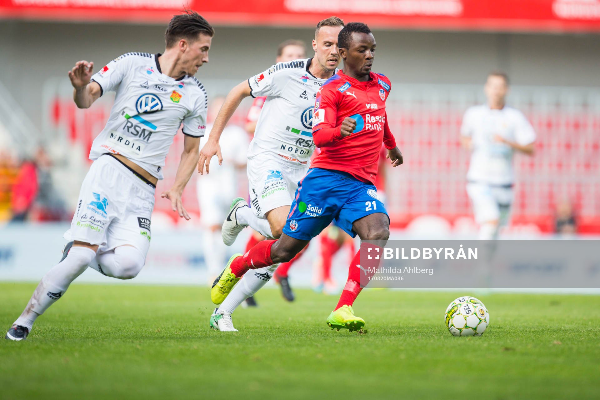 Helsingborgs Monday Samuel driver med bollen