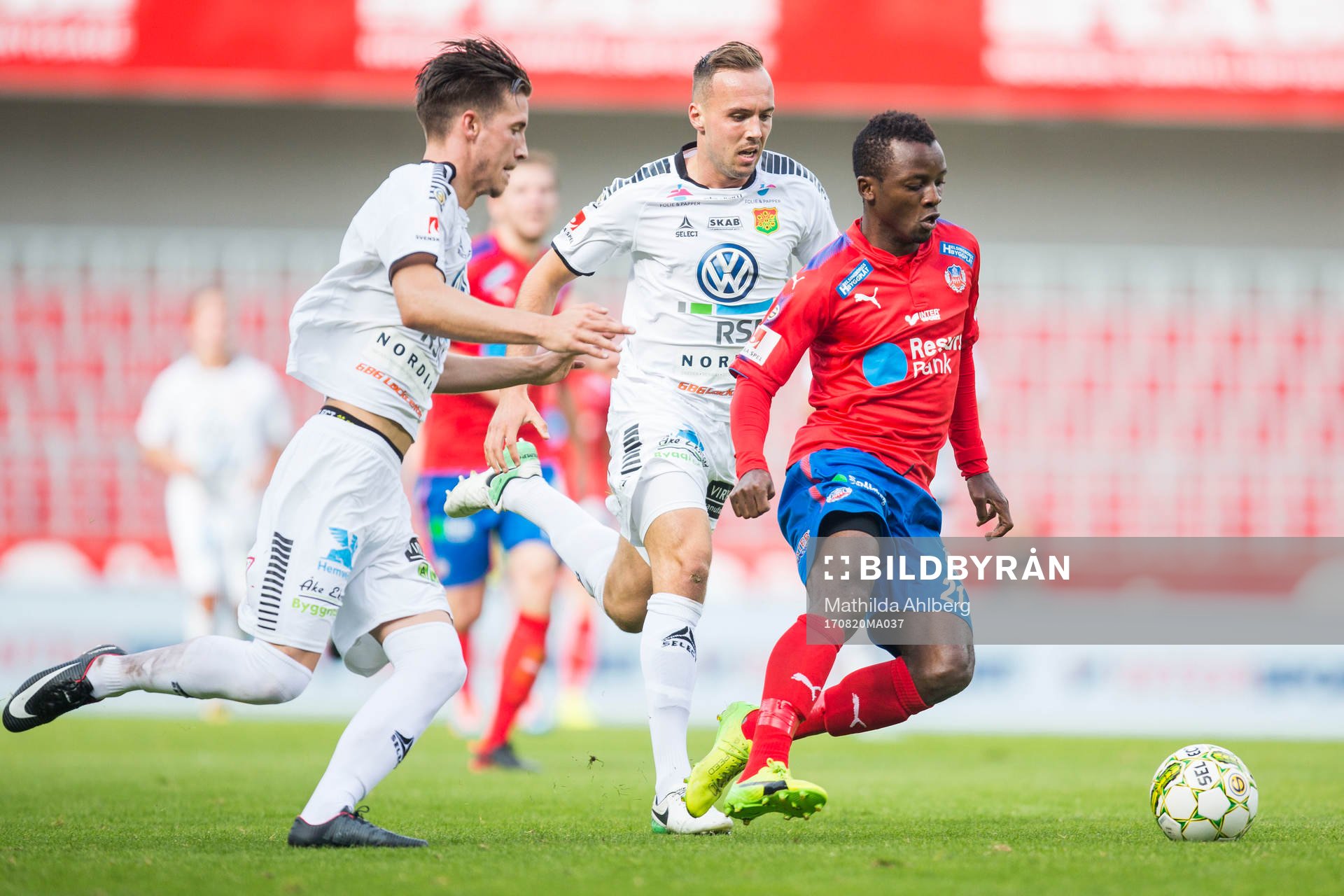 Helsingborgs Monday Samuel driver med bollen