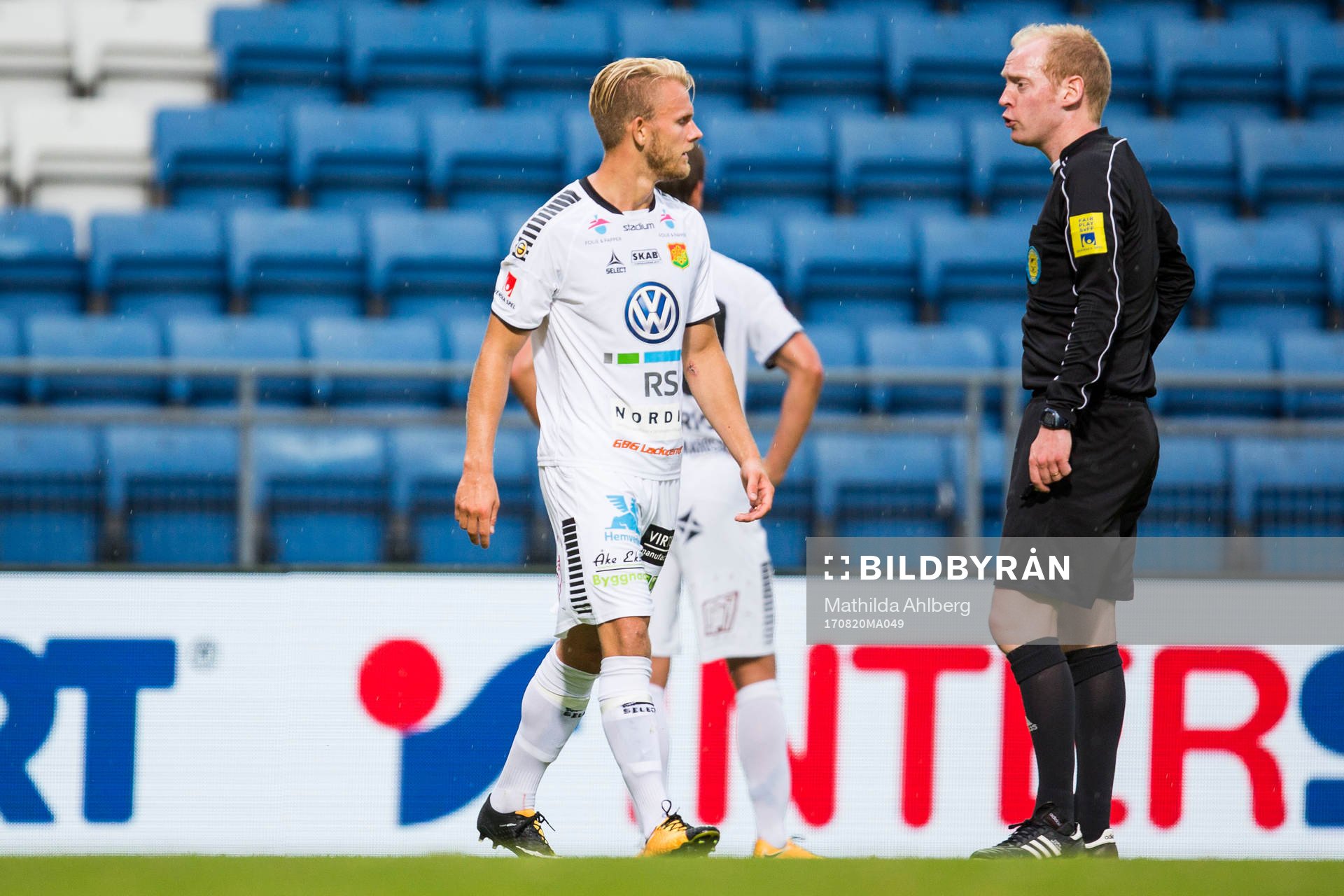 GAIS Niclas Andersén i diskussion med domare Per Melin