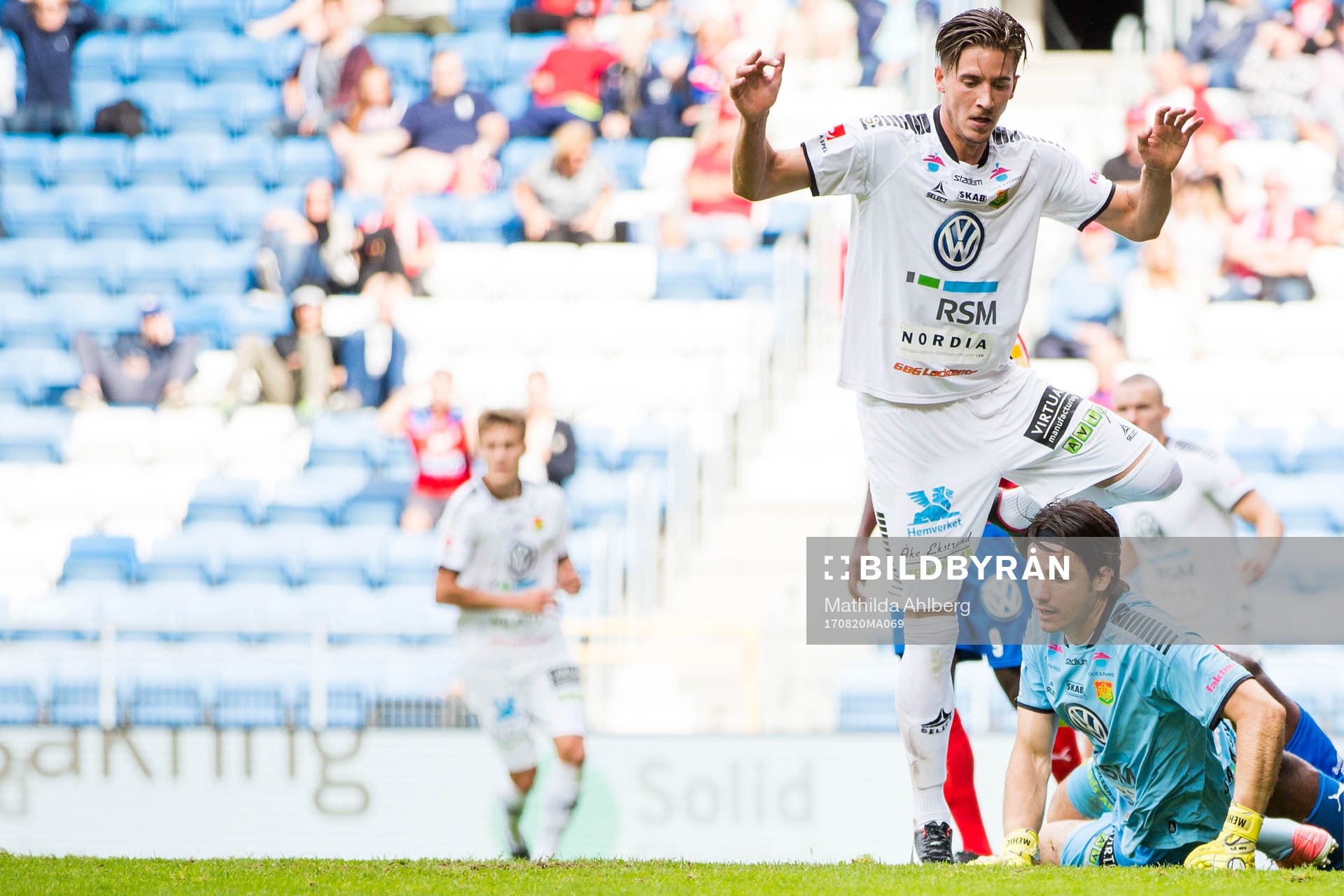 GAIS Daniel Janevski och målvakt Damir Mehic i GAIS