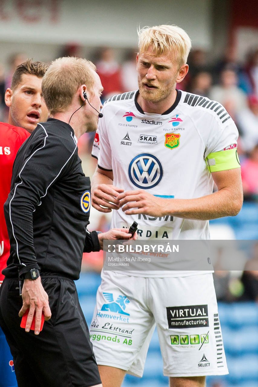 GAIS Carl Nyström i diskussion med domare Per Melin