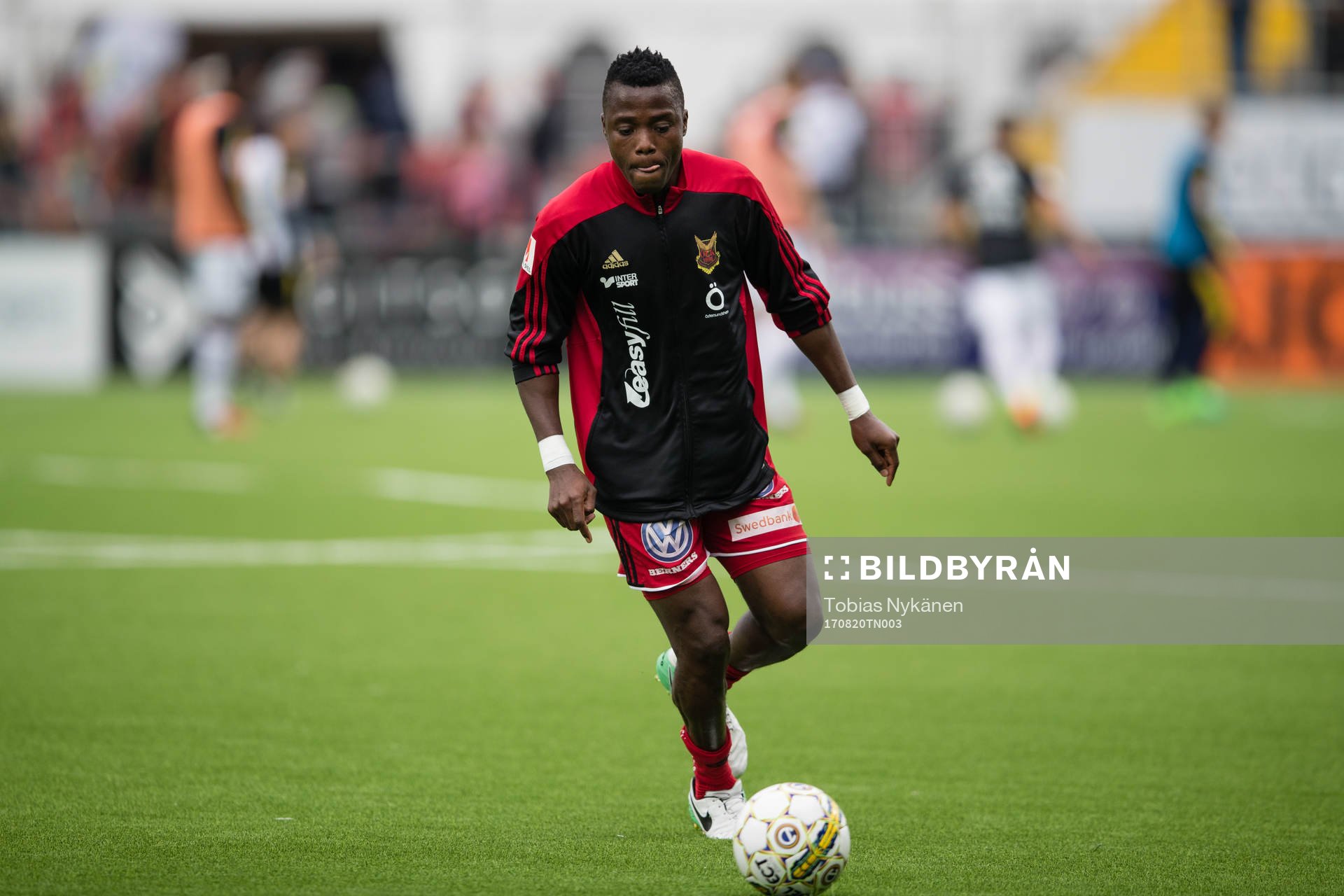 Östersunds Patrick Kpozo värmer upp