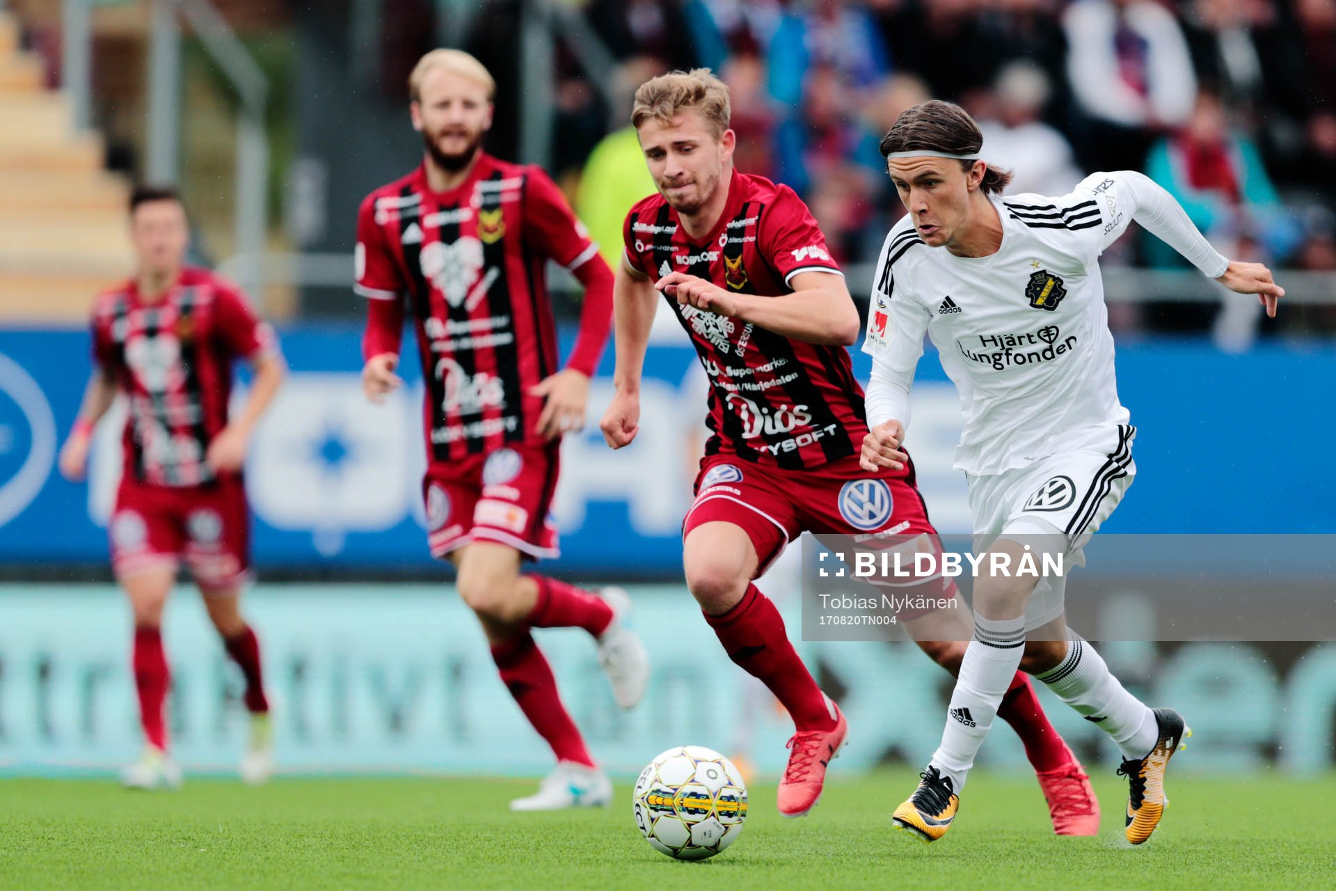 Östersunds Ludvig Fritzon och Johan Bertilsson i kamp om