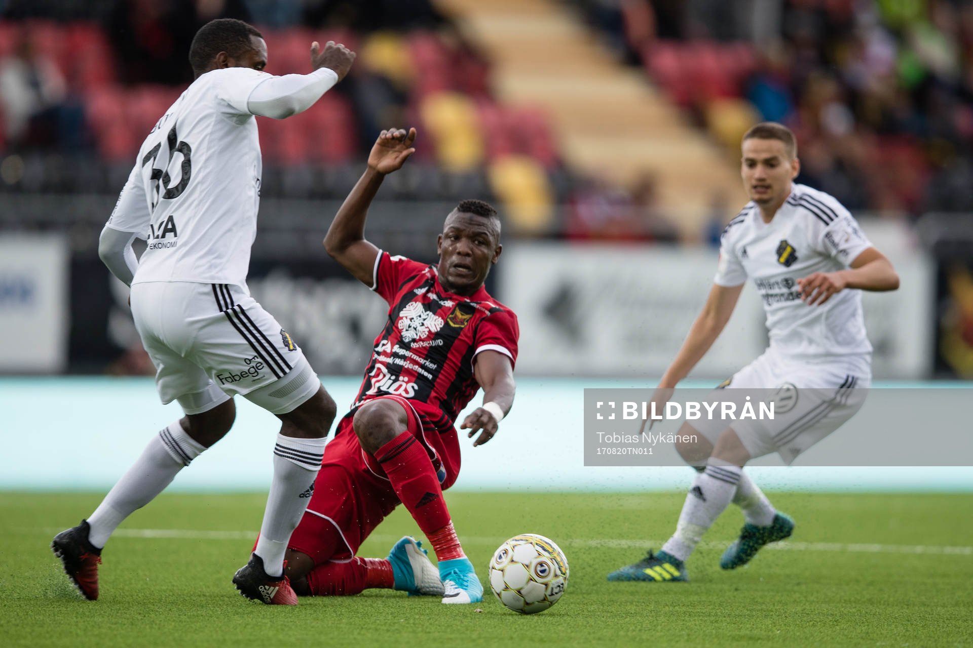 s Henok Goitom och AIK:s Amin Affane mot Östersunds Alhaji