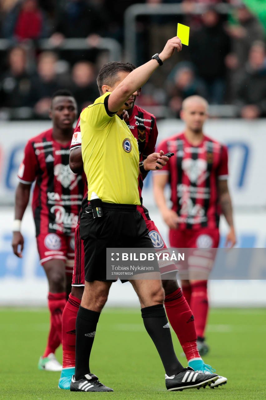 Domaren Bojan Pandzic ger Östersunds Curtis Edwards (ej i
