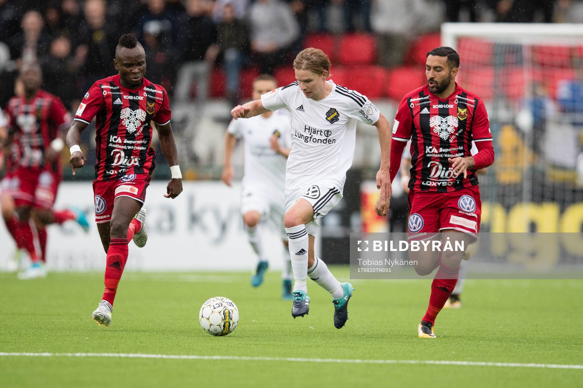s Johan Blomberg mot Östersunds Samuel Mensiro och Saman