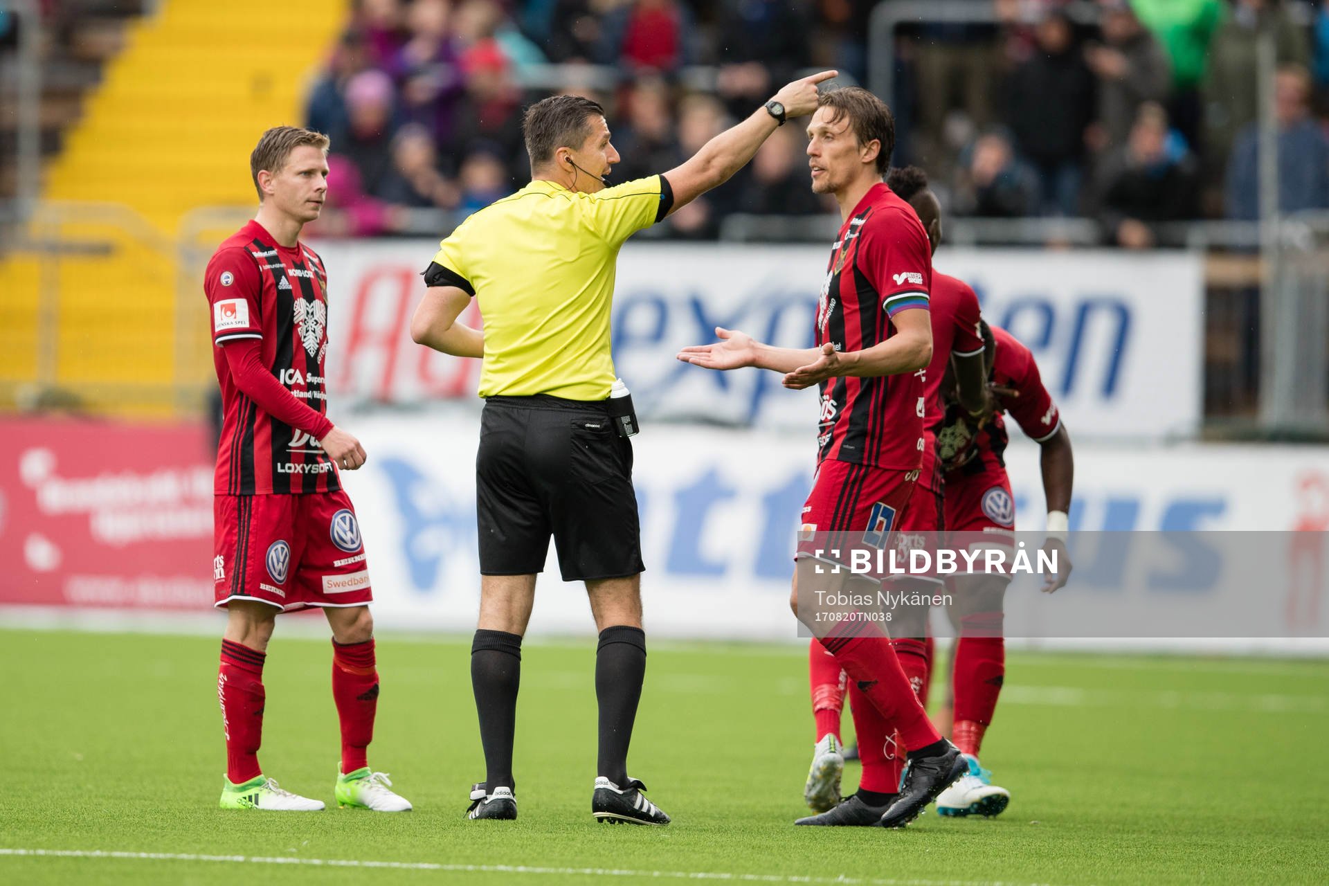 domare Bojan Pandzic i diskussion med Östersunds Johan