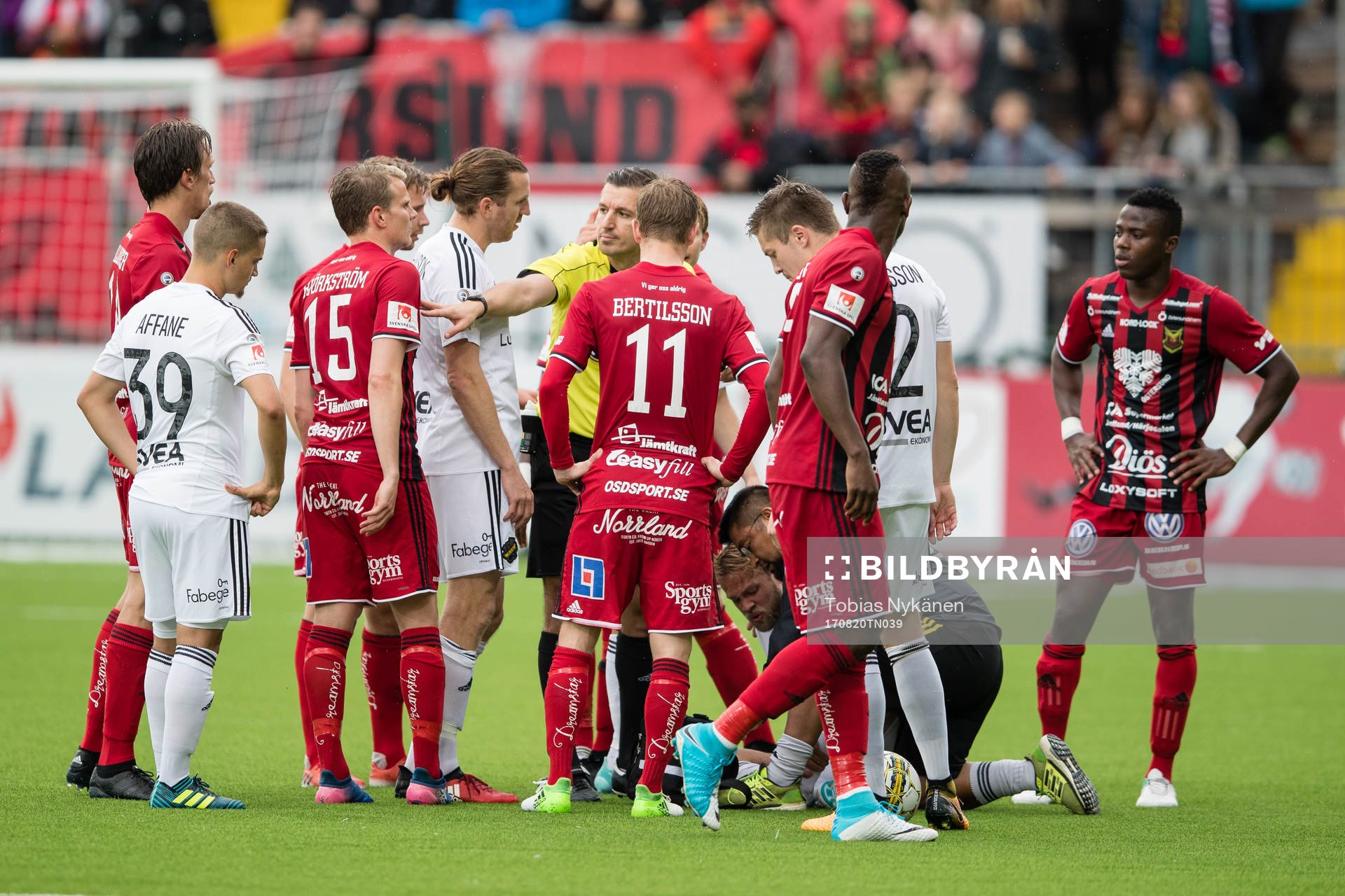 domare Bojan Pandzic i diskussion med spelarna