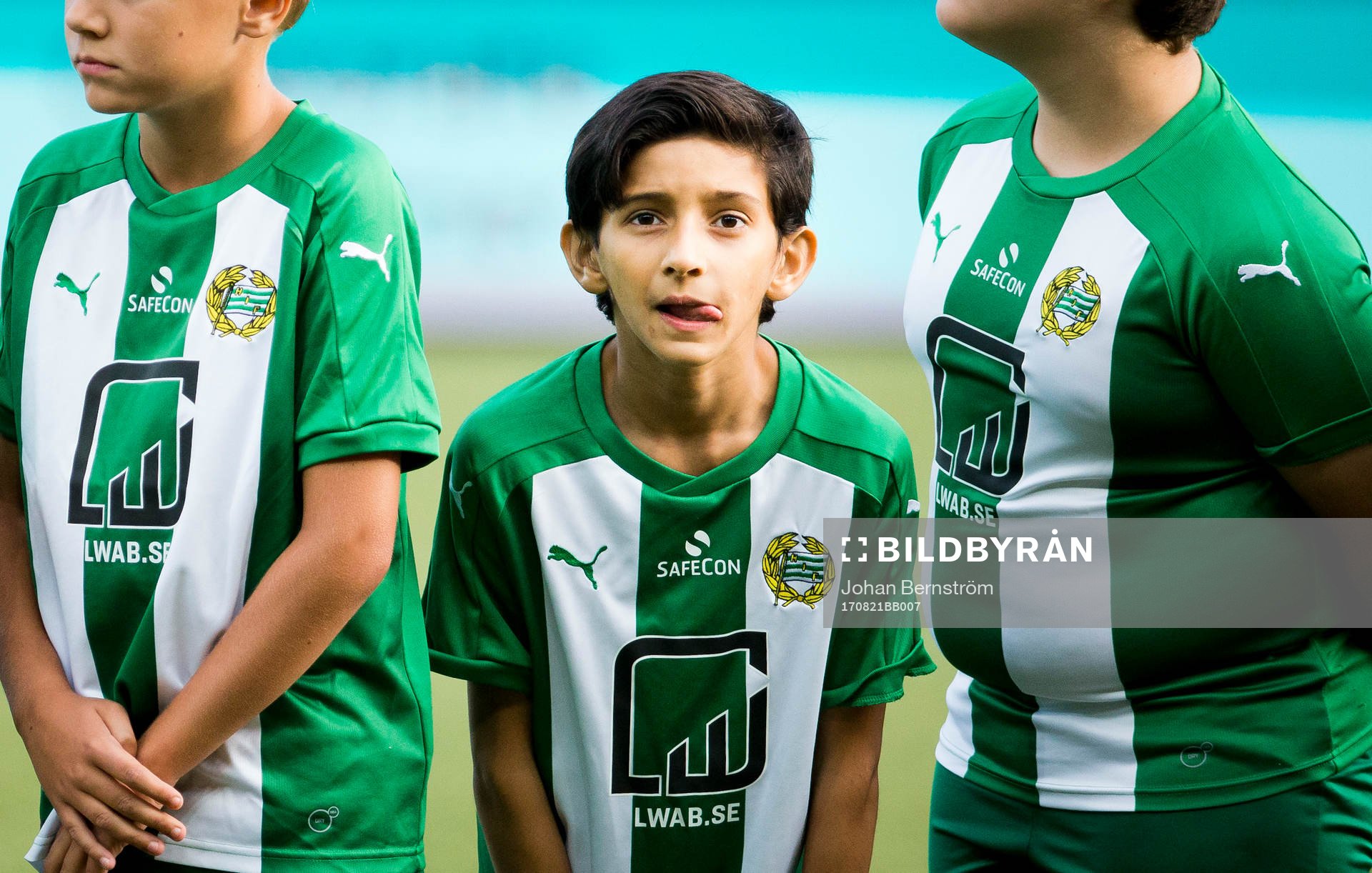 En ung kille med Hammarbytröja