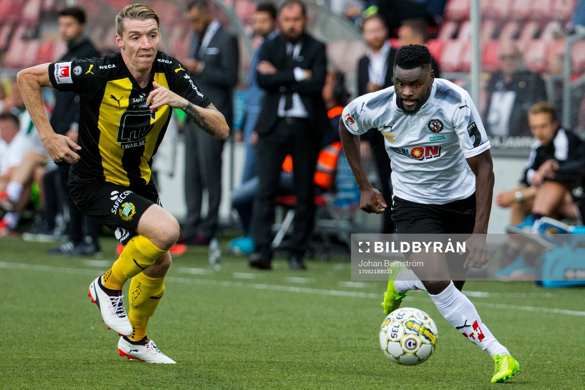Hammarbys Birkir Már Saevarsson jagar Örebros Maic Sema