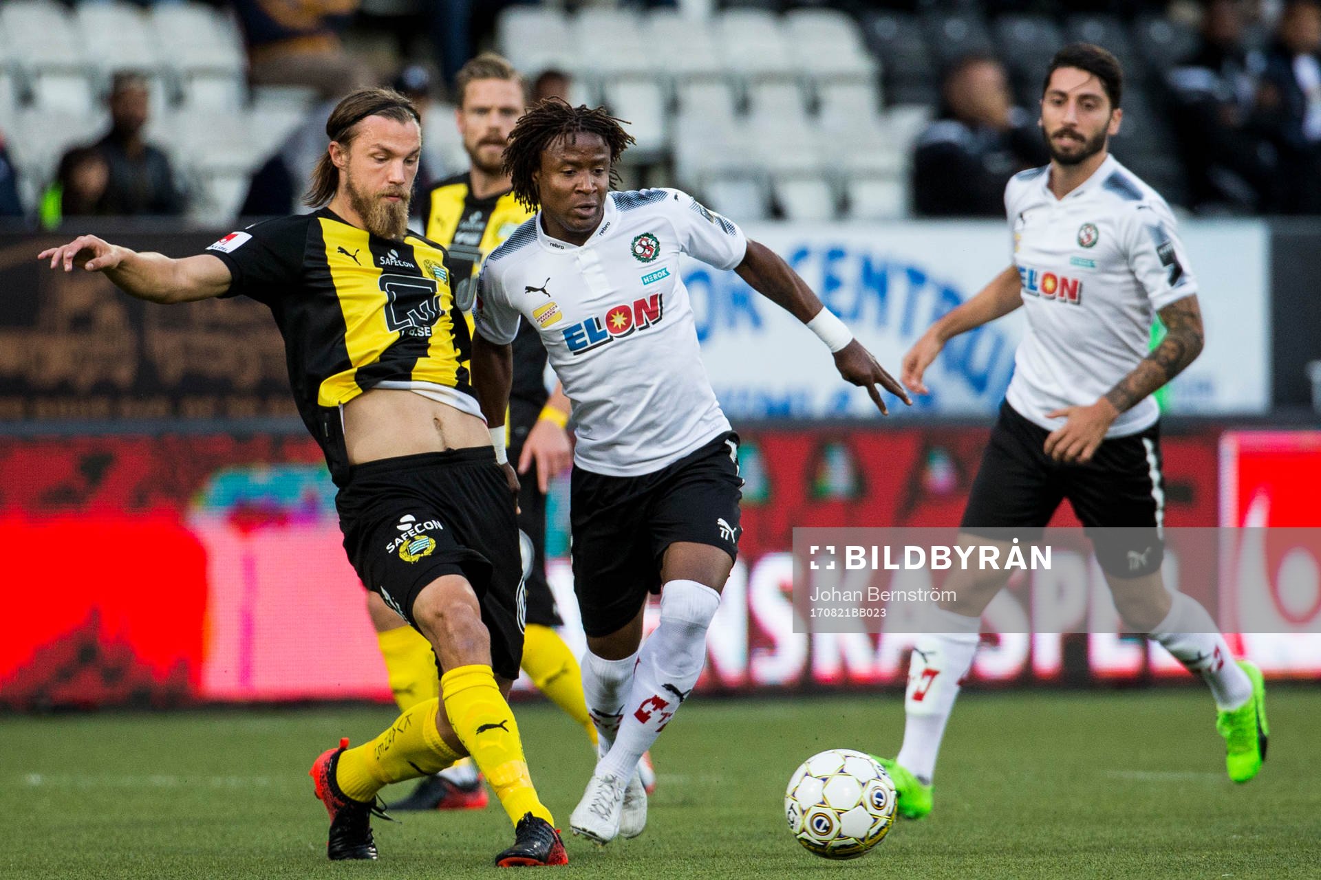 Hammarbys Björn Paulsen och Örebros Kennedy Igboananike