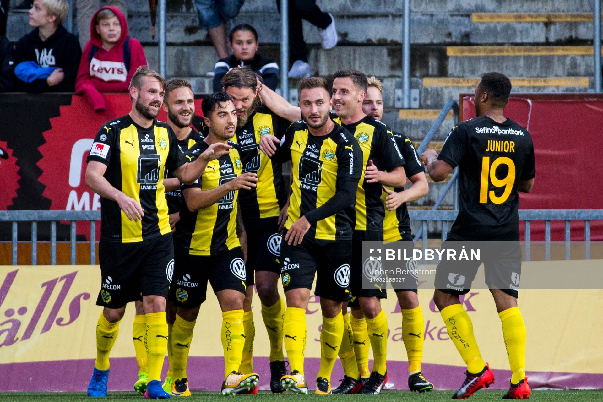 Hammarbys spelare jublar 0-1 målet genom Björn Paulsen